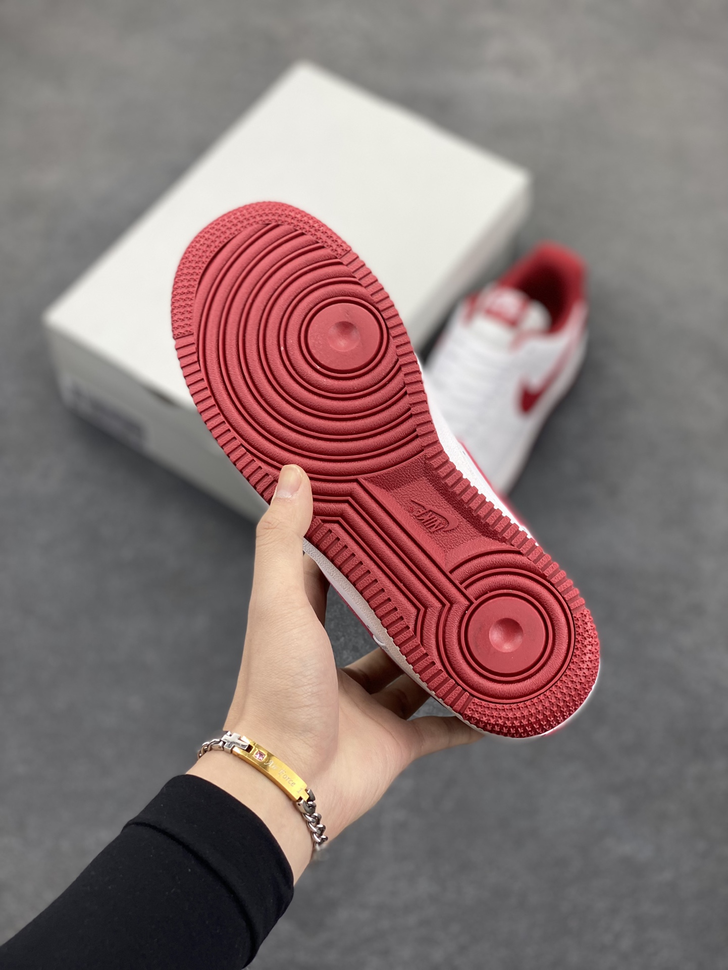 图片[5]-福利特价 Nike Air Force 1 \’07 Low 空军一号低帮运动板鞋 白酒红 原楦头原纸板 打造纯正空军版型#专注外贸渠道 全掌内置蜂窝气垫 #原盒配件 原厂中底钢印、拉帮完美 货号：FV5948-105 尺码：36 36.5 37.5 38 38.5 39 40 40.5 41 42 42.5 43 44 44.5 45-选品中心