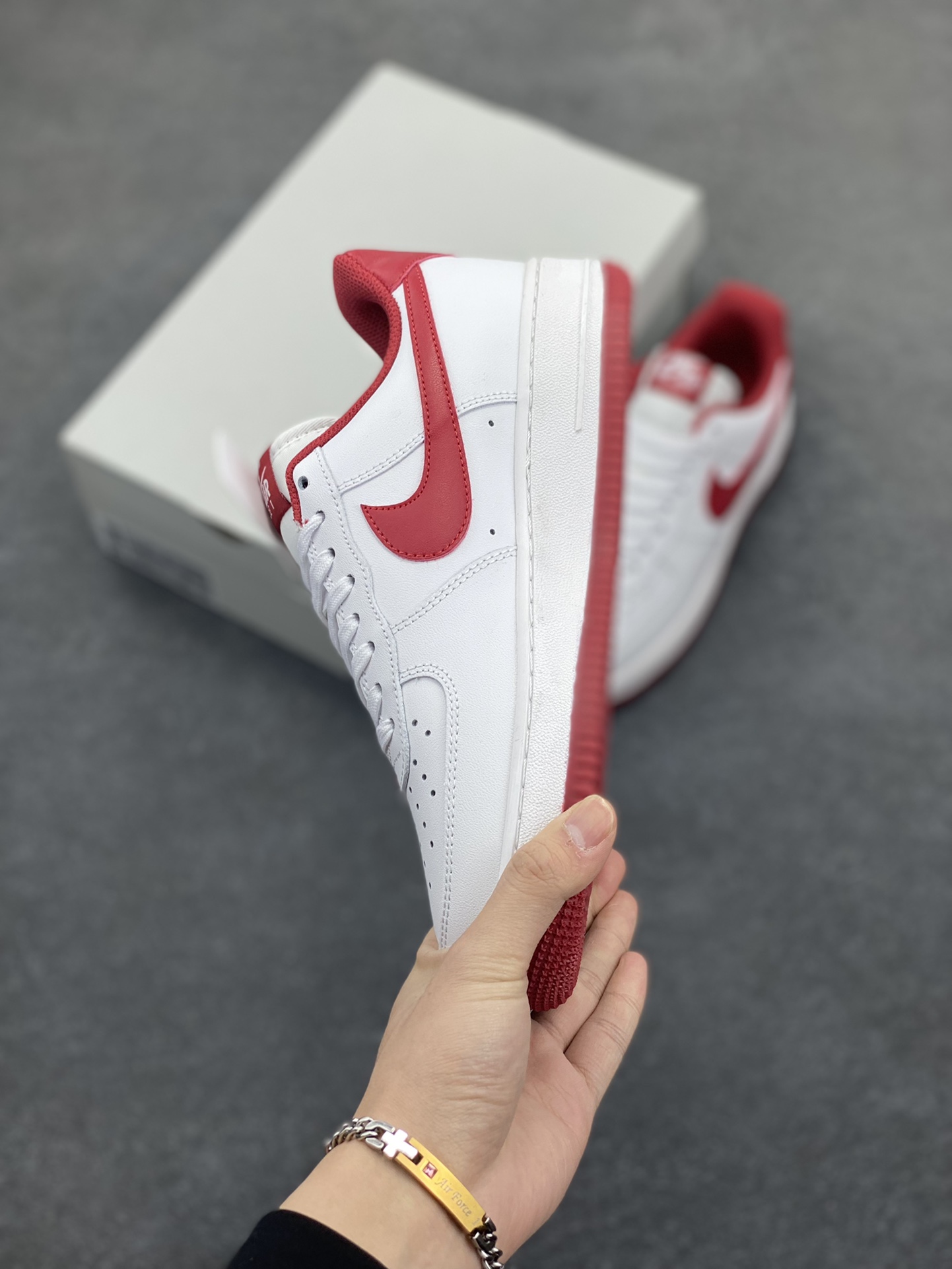 图片[3]-福利特价 Nike Air Force 1 \’07 Low 空军一号低帮运动板鞋 白酒红 原楦头原纸板 打造纯正空军版型#专注外贸渠道 全掌内置蜂窝气垫 #原盒配件 原厂中底钢印、拉帮完美 货号：FV5948-105 尺码：36 36.5 37.5 38 38.5 39 40 40.5 41 42 42.5 43 44 44.5 45-选品中心