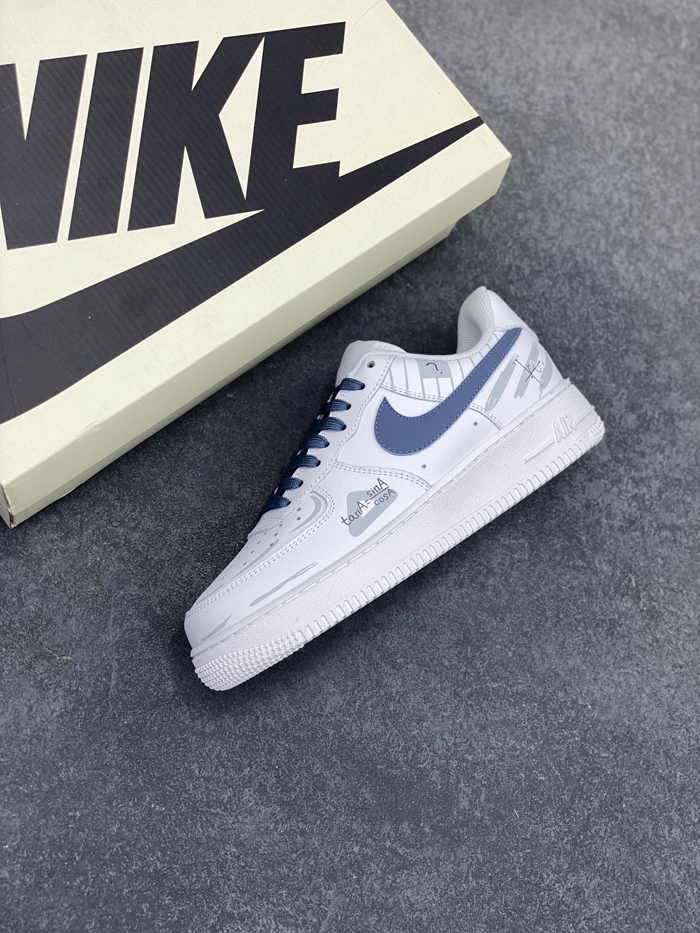 图片[7]-福利特价 Nike Air Force 1 Low 07 三角函数 原楦头原纸板 打造纯正低帮空军版型专注外贸渠道 全掌内置蜂窝气垫 原盒配件 原厂中底钢印、拉帮完美 货号：CW2288-016 尺码：36 36.5 37.5 38 38.5 39 40 40.5 41 42 42.5 43 44 44.5 45-选品中心