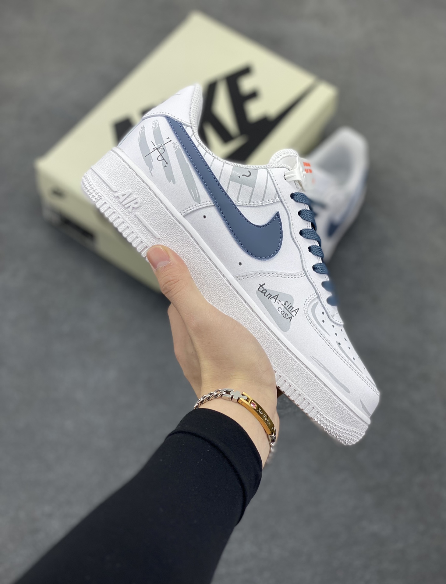 福利特价 Nike Air Force 1 Low 07 三角函数 原楦头原纸板 打造纯正低帮空军版型专注外贸渠道 全掌内置蜂窝气垫 原盒配件 原厂中底钢印、拉帮完美 货号：CW2288-016 尺码：36 36.5 37.5 38 38.5 39 40 40.5 41 42 42.5 43 44 44.5 45-选品中心