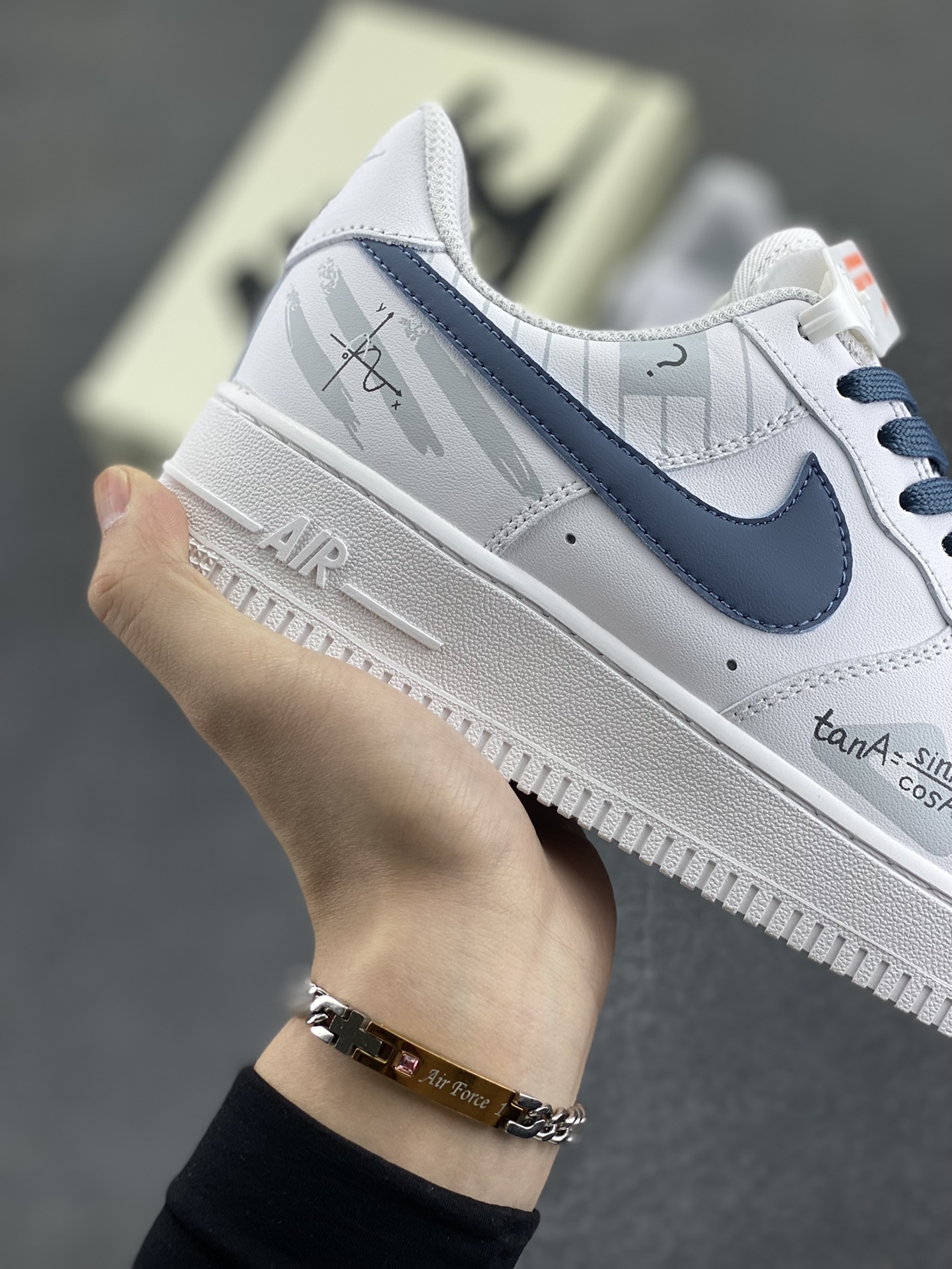 图片[6]-福利特价 Nike Air Force 1 Low 07 三角函数 原楦头原纸板 打造纯正低帮空军版型专注外贸渠道 全掌内置蜂窝气垫 原盒配件 原厂中底钢印、拉帮完美 货号：CW2288-016 尺码：36 36.5 37.5 38 38.5 39 40 40.5 41 42 42.5 43 44 44.5 45-选品中心