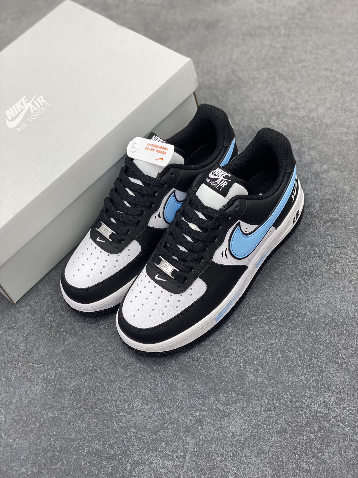 图片[8]-福利特价 黑白蓝JUST印花 DIY Air Force 1 Low 空军一号低帮休闲运动板鞋 #原楦头原纸板 打造纯正空军版型 #专注外贸渠道 全掌内置蜂窝气垫 #原盒配件 原厂中底钢印、拉帮完美 货号：DV0788-006 尺码：36 36.5 37.5 38 38.5 39 40 40.5 41 42 42.5 43 44 44.5 45-选品中心