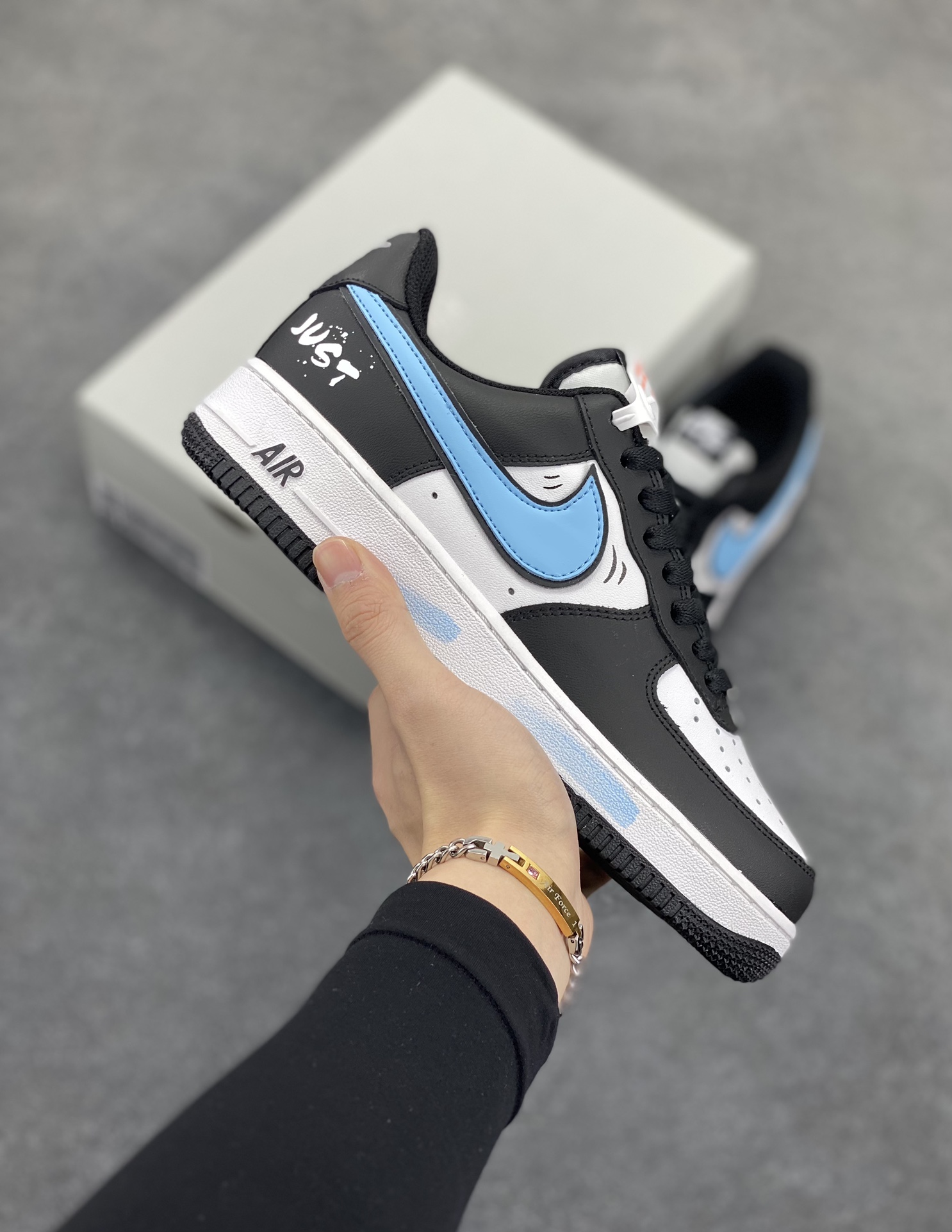 福利特价 黑白蓝JUST印花 DIY Air Force 1 Low 空军一号低帮休闲运动板鞋 #原楦头原纸板 打造纯正空军版型 #专注外贸渠道 全掌内置蜂窝气垫 #原盒配件 原厂中底钢印、拉帮完美 货号：DV0788-006 尺码：36 36.5 37.5 38 38.5 39 40 40.5 41 42 42.5 43 44 44.5 45-选品中心