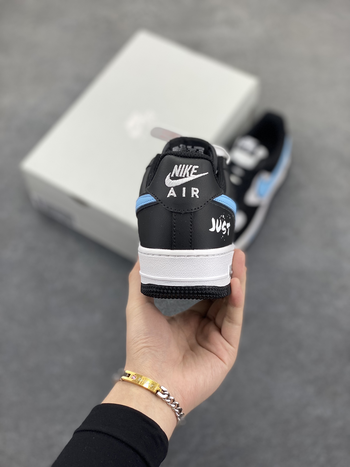 图片[4]-福利特价 黑白蓝JUST印花 DIY Air Force 1 Low 空军一号低帮休闲运动板鞋 #原楦头原纸板 打造纯正空军版型 #专注外贸渠道 全掌内置蜂窝气垫 #原盒配件 原厂中底钢印、拉帮完美 货号：DV0788-006 尺码：36 36.5 37.5 38 38.5 39 40 40.5 41 42 42.5 43 44 44.5 45-选品中心
