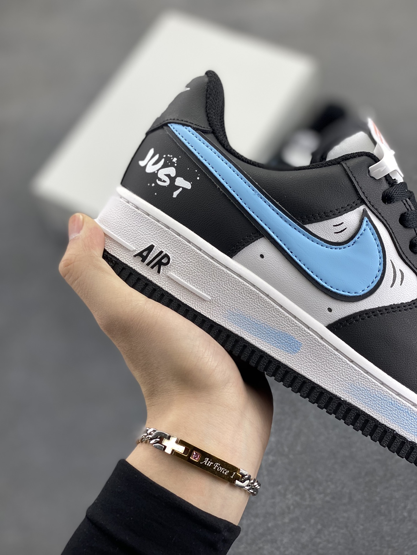 图片[6]-福利特价 黑白蓝JUST印花 DIY Air Force 1 Low 空军一号低帮休闲运动板鞋 #原楦头原纸板 打造纯正空军版型 #专注外贸渠道 全掌内置蜂窝气垫 #原盒配件 原厂中底钢印、拉帮完美 货号：DV0788-006 尺码：36 36.5 37.5 38 38.5 39 40 40.5 41 42 42.5 43 44 44.5 45-选品中心