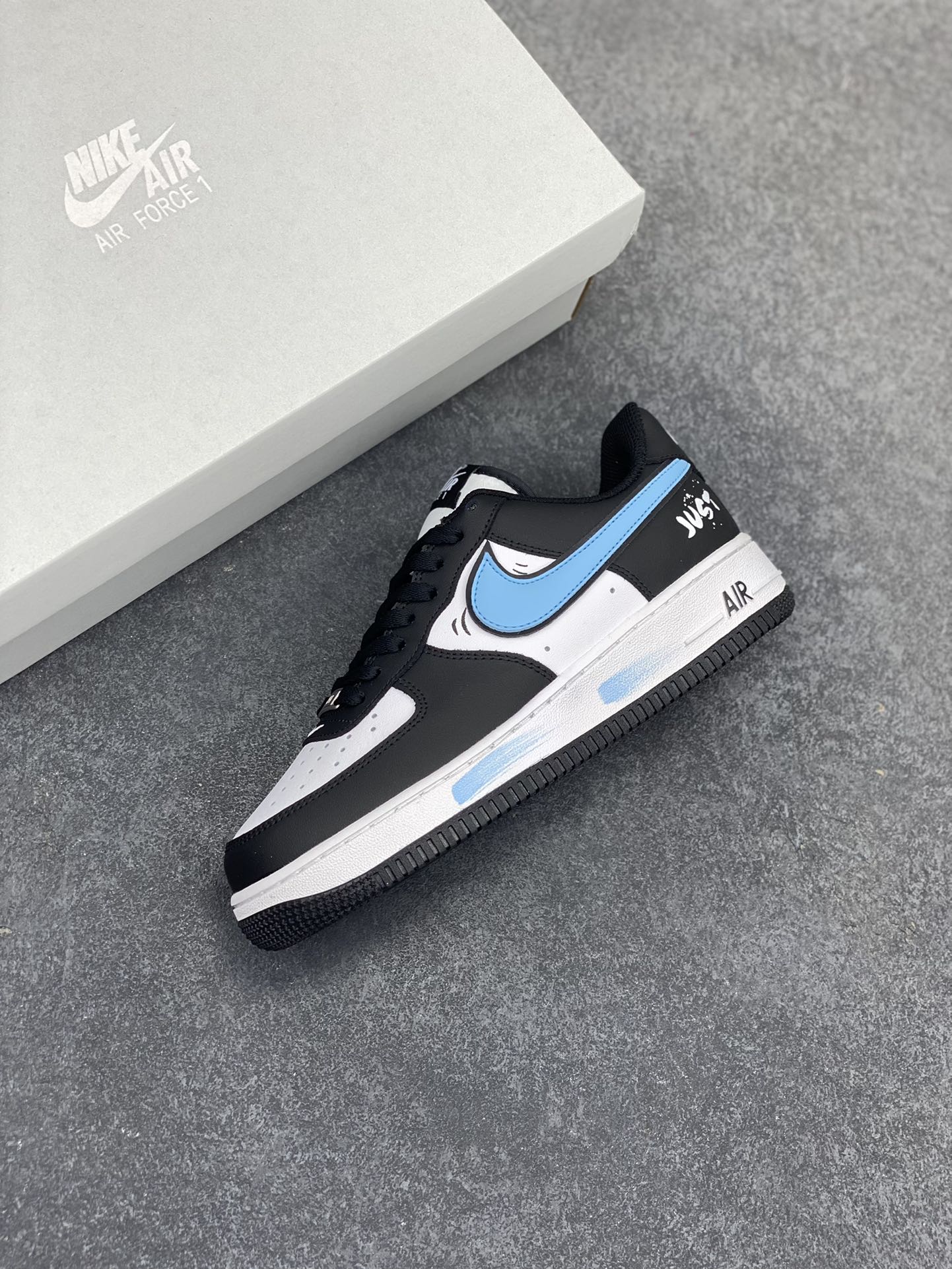 图片[7]-福利特价 黑白蓝JUST印花 DIY Air Force 1 Low 空军一号低帮休闲运动板鞋 #原楦头原纸板 打造纯正空军版型 #专注外贸渠道 全掌内置蜂窝气垫 #原盒配件 原厂中底钢印、拉帮完美 货号：DV0788-006 尺码：36 36.5 37.5 38 38.5 39 40 40.5 41 42 42.5 43 44 44.5 45-选品中心