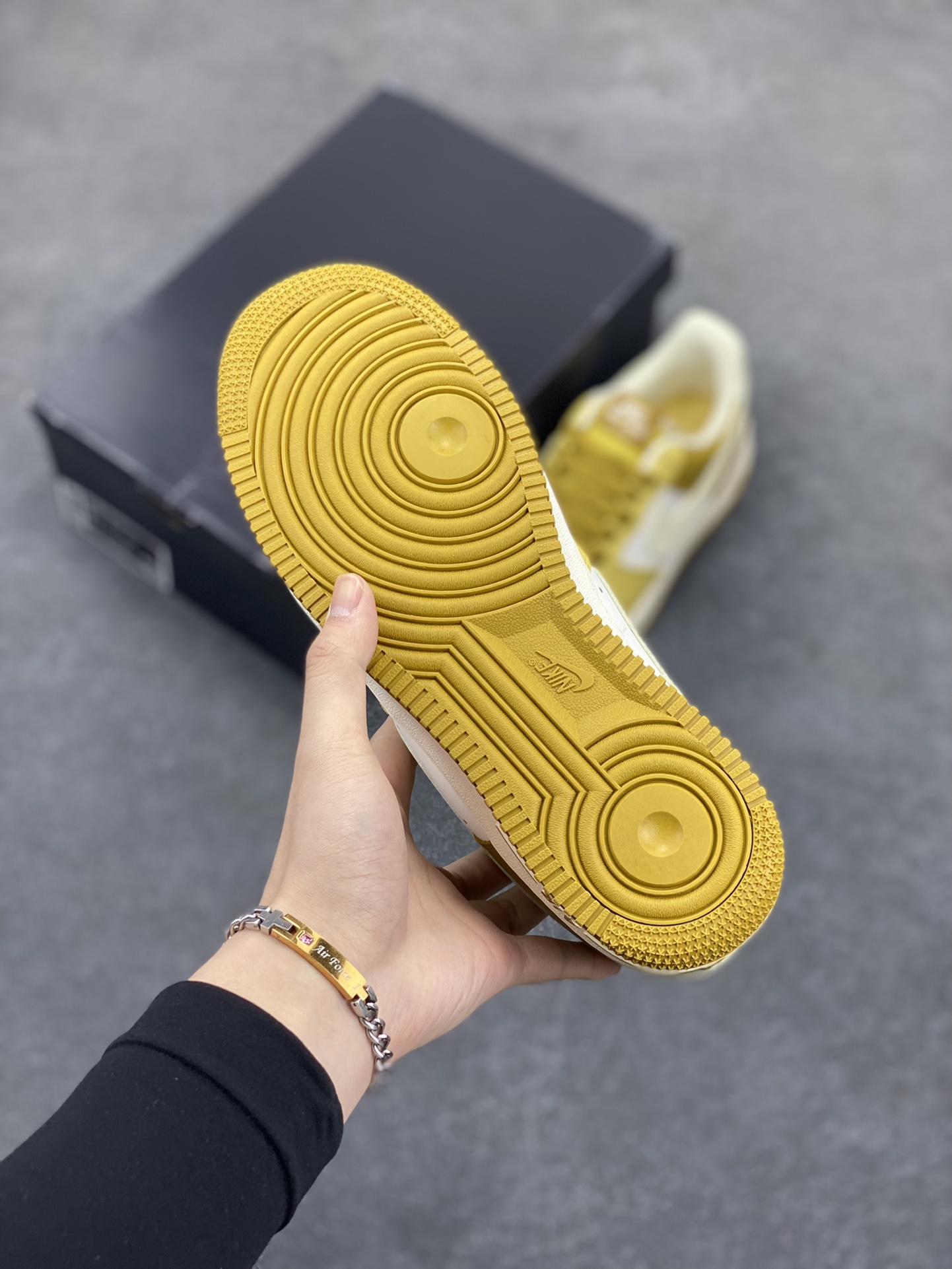 图片[5]-福利特价 Nike Air Force 1 Low 米黄 空军一号低帮休闲运动板鞋 原楦头原纸板 打造纯正空军版型 专注外贸渠道 全掌内置蜂窝气垫 原盒配件 原厂中底钢印、拉帮完美 货号：FZ4034-716 尺码：36 36.5 37.5 38 38.5 39 40 40.5 41 42 42.5 43 44 44.5 45-选品中心