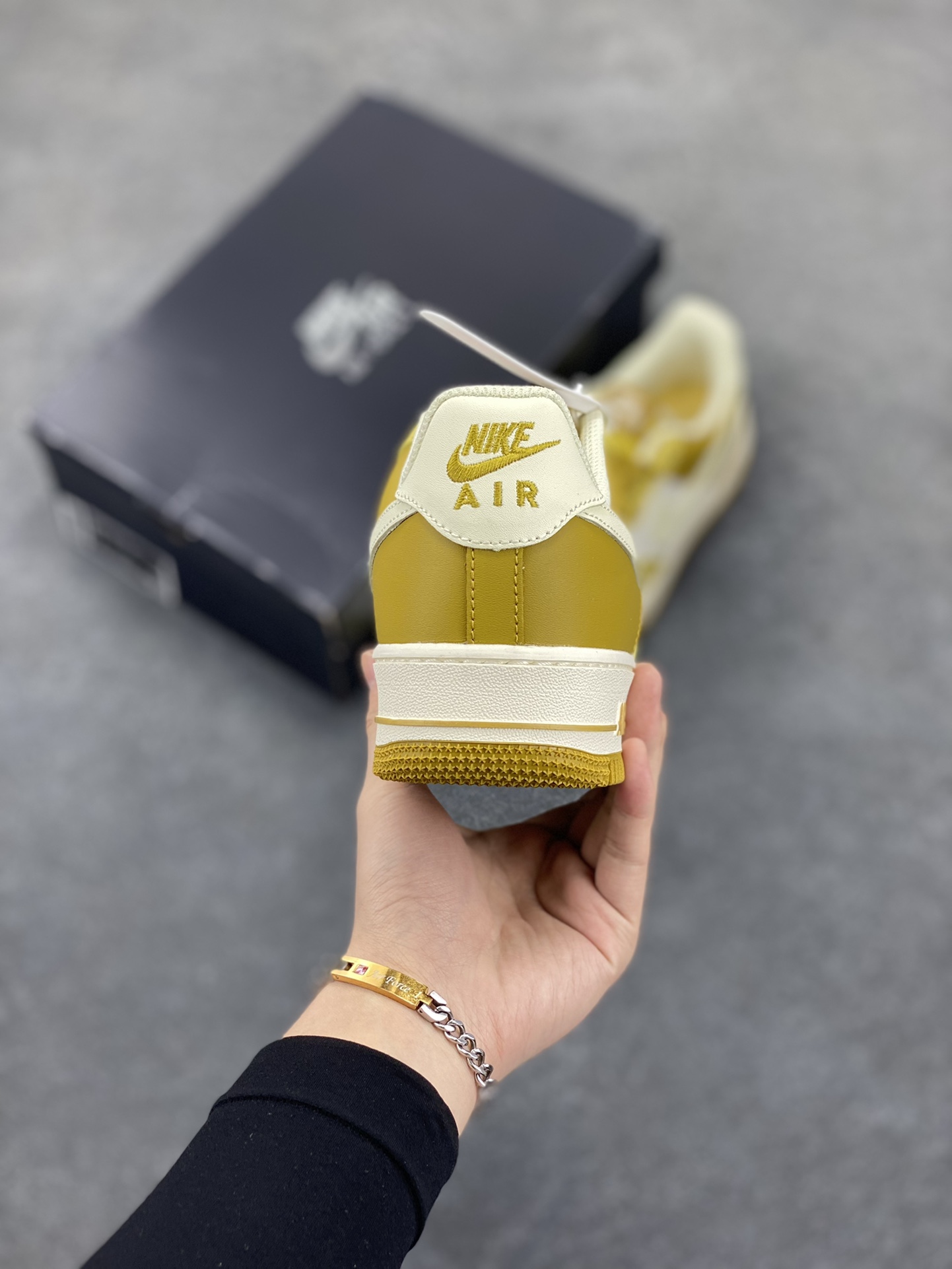 图片[4]-福利特价 Nike Air Force 1 Low 米黄 空军一号低帮休闲运动板鞋 原楦头原纸板 打造纯正空军版型 专注外贸渠道 全掌内置蜂窝气垫 原盒配件 原厂中底钢印、拉帮完美 货号：FZ4034-716 尺码：36 36.5 37.5 38 38.5 39 40 40.5 41 42 42.5 43 44 44.5 45-选品中心