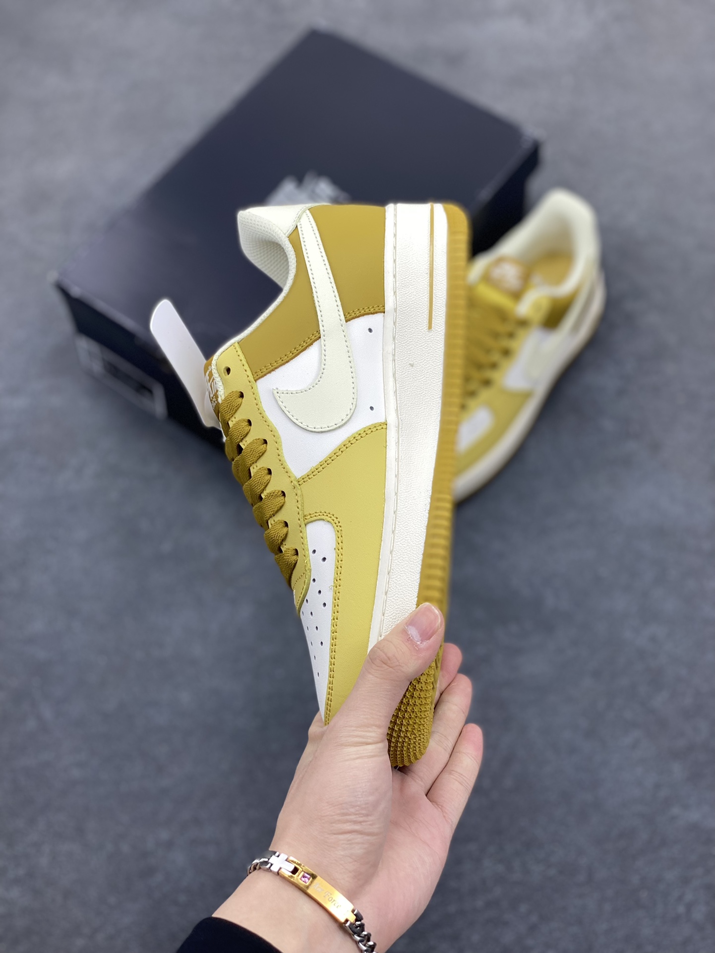 图片[3]-福利特价 Nike Air Force 1 Low 米黄 空军一号低帮休闲运动板鞋 原楦头原纸板 打造纯正空军版型 专注外贸渠道 全掌内置蜂窝气垫 原盒配件 原厂中底钢印、拉帮完美 货号：FZ4034-716 尺码：36 36.5 37.5 38 38.5 39 40 40.5 41 42 42.5 43 44 44.5 45-选品中心