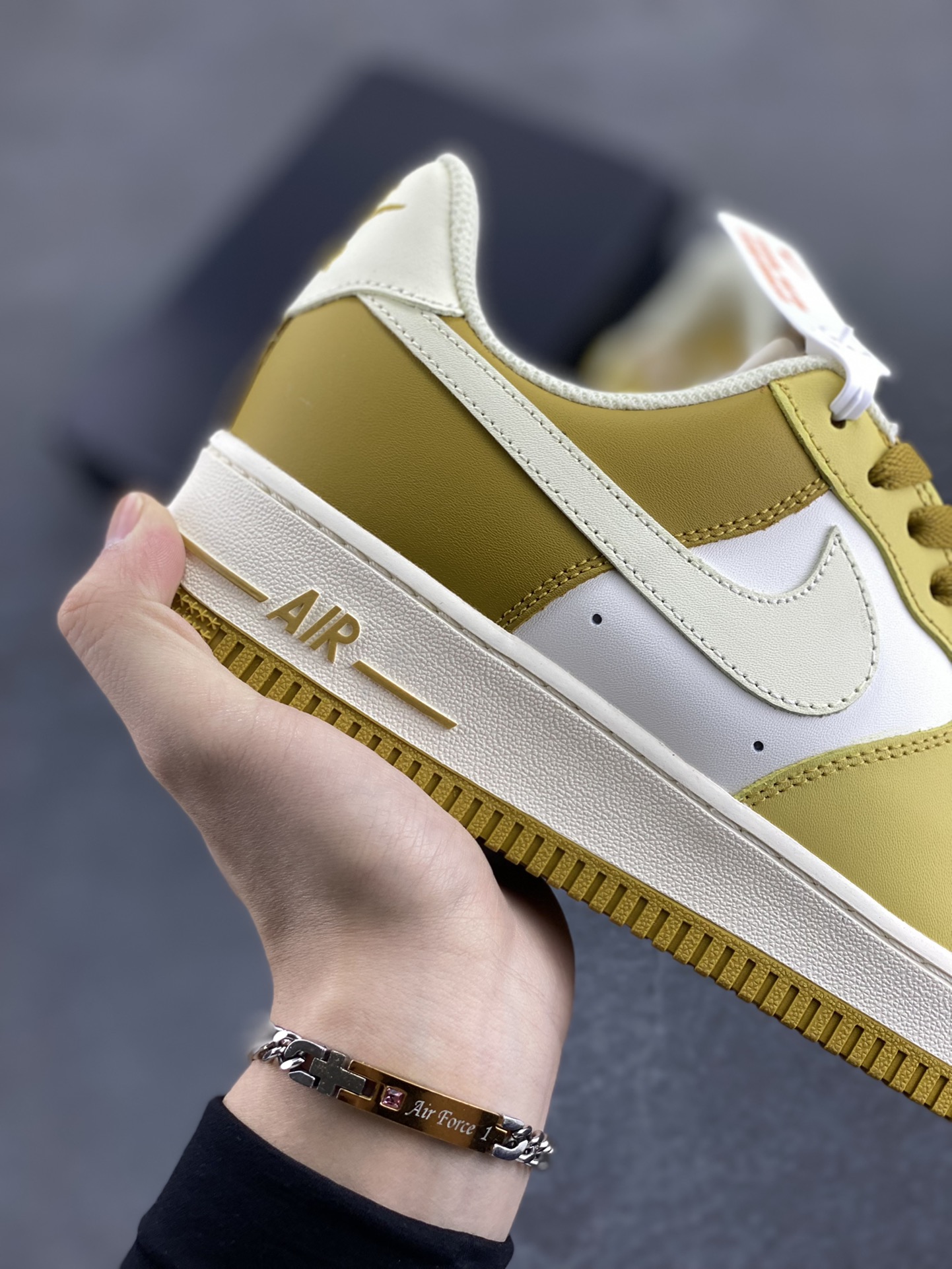 图片[6]-福利特价 Nike Air Force 1 Low 米黄 空军一号低帮休闲运动板鞋 原楦头原纸板 打造纯正空军版型 专注外贸渠道 全掌内置蜂窝气垫 原盒配件 原厂中底钢印、拉帮完美 货号：FZ4034-716 尺码：36 36.5 37.5 38 38.5 39 40 40.5 41 42 42.5 43 44 44.5 45-选品中心