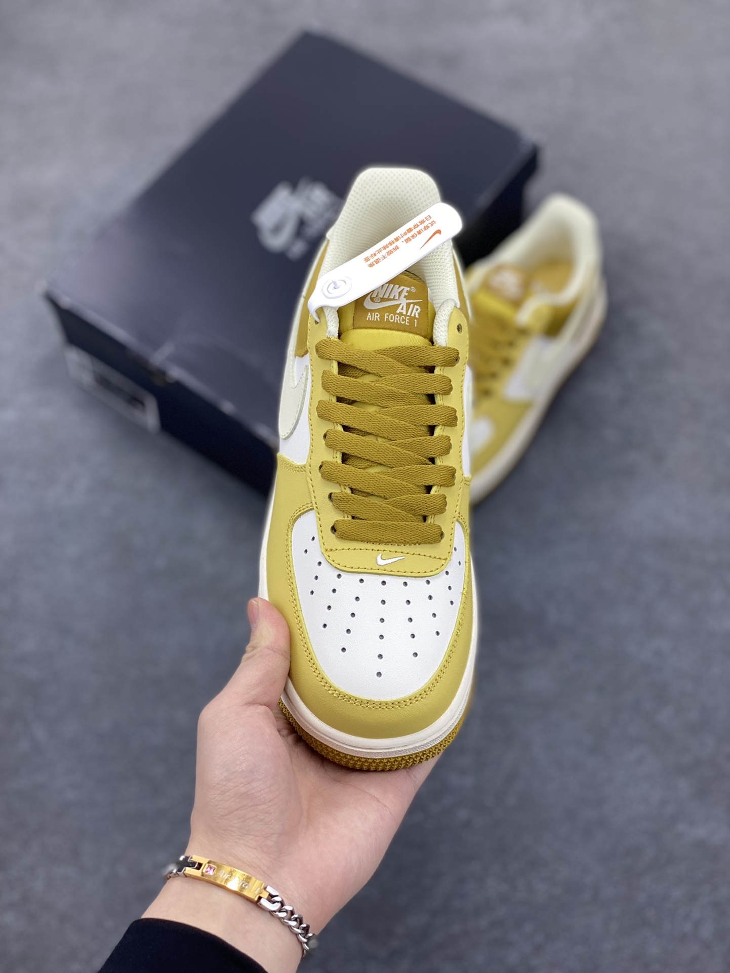 图片[2]-福利特价 Nike Air Force 1 Low 米黄 空军一号低帮休闲运动板鞋 原楦头原纸板 打造纯正空军版型 专注外贸渠道 全掌内置蜂窝气垫 原盒配件 原厂中底钢印、拉帮完美 货号：FZ4034-716 尺码：36 36.5 37.5 38 38.5 39 40 40.5 41 42 42.5 43 44 44.5 45-选品中心