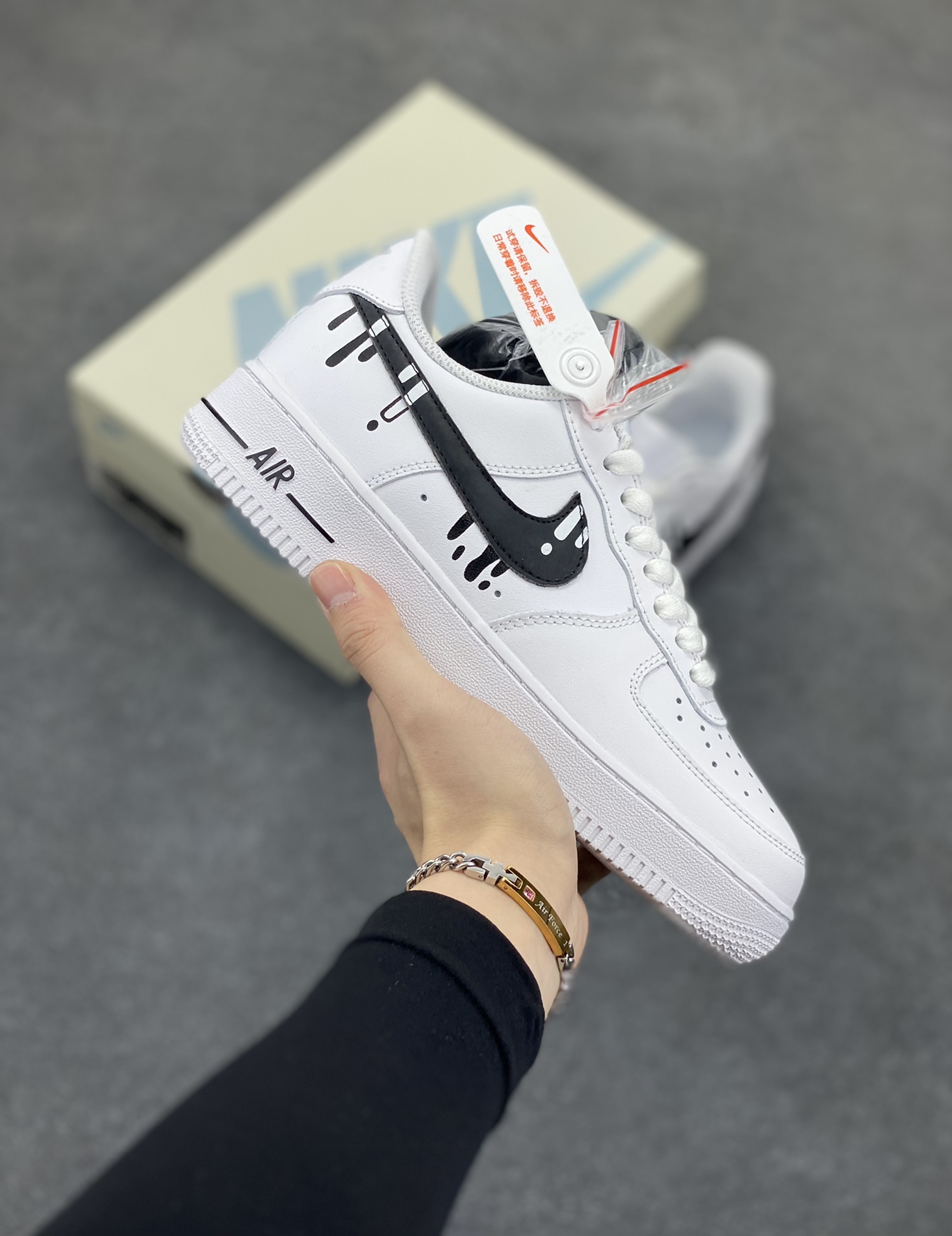 福利特价 Nike Air Force 1 \'07 Low 空军一号低帮运动板鞋 白黑冰淇淋 原楦头原纸板 清洁度完美 全掌内置蜂窝气垫 中底钢印、拉帮完美 货号：CW2288-006 尺码：36 36.5 37.5 38 38.5 39 40 40.5 41 42 42.5 43 44 44.5 45-选品中心