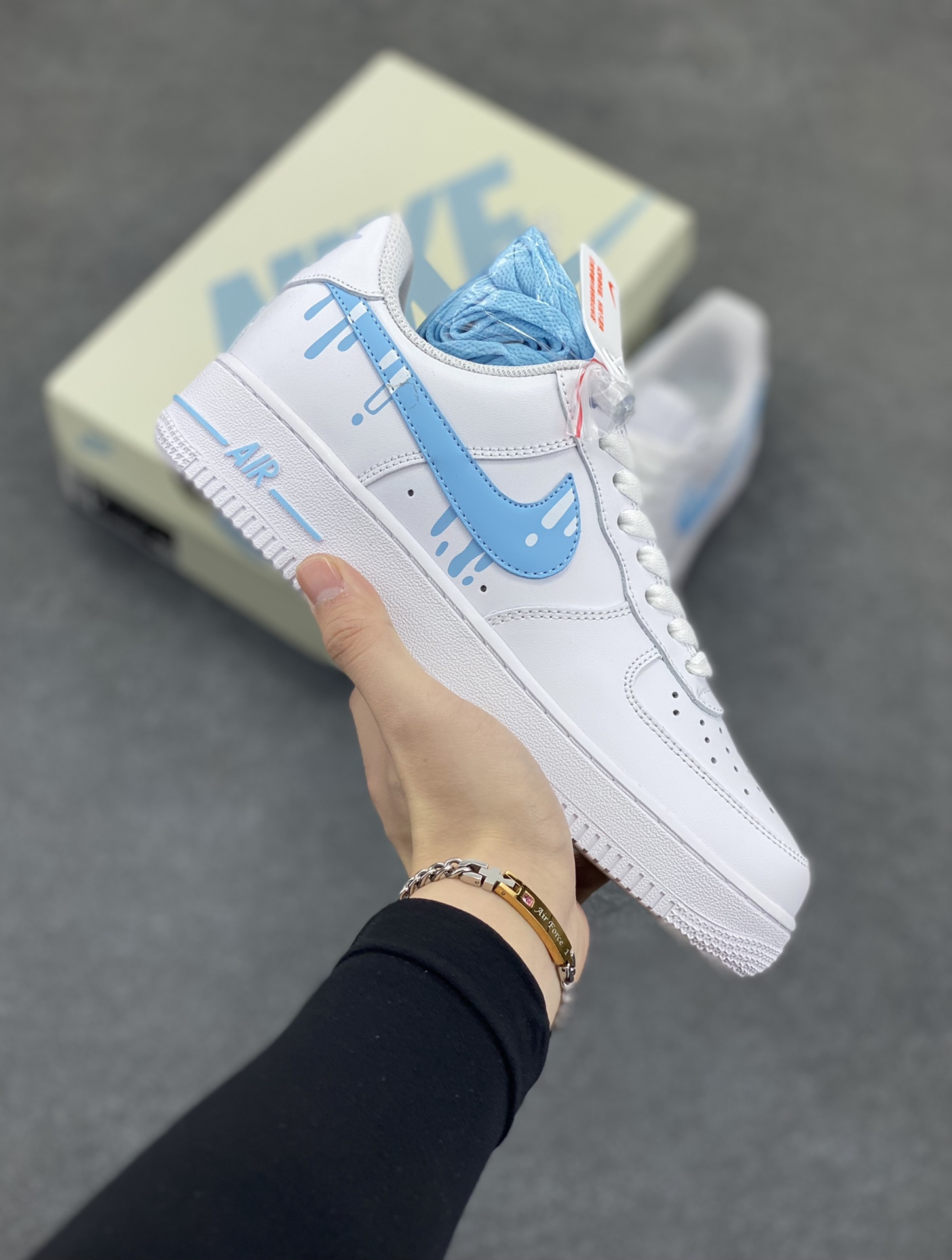 福利特价 Nike Air Force 1 \’07 Low 空军一号低帮运动板鞋 白蓝冰淇淋 原楦头原纸板 清洁度完美 全掌内置蜂窝气垫 中底钢印、拉帮完美 货号：CW2288-005 尺码：36 36.5 37.5 38 38.5 39 40 40.5 41 42 42.5 43 44 44.5 45-选品中心