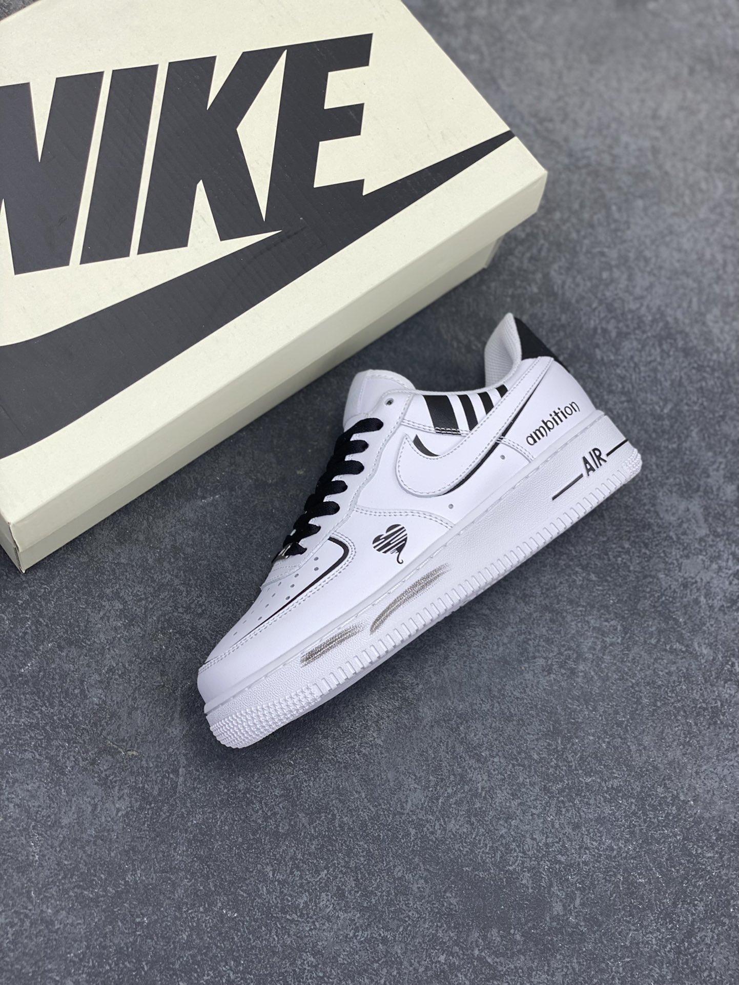 图片[7]-福利特价 Nike Air Force 1 Low 爱心叠勾 原楦头原纸板 打造纯正空军版型 专注外贸渠道 全掌内置蜂窝气垫 原盒配件 原厂中底钢印、拉帮完美 货号：CW2288-022 尺码：36 36.5 37.5 38 38.5 39 40 40.5 41 42 42.5 43 44 44.5 45-选品中心