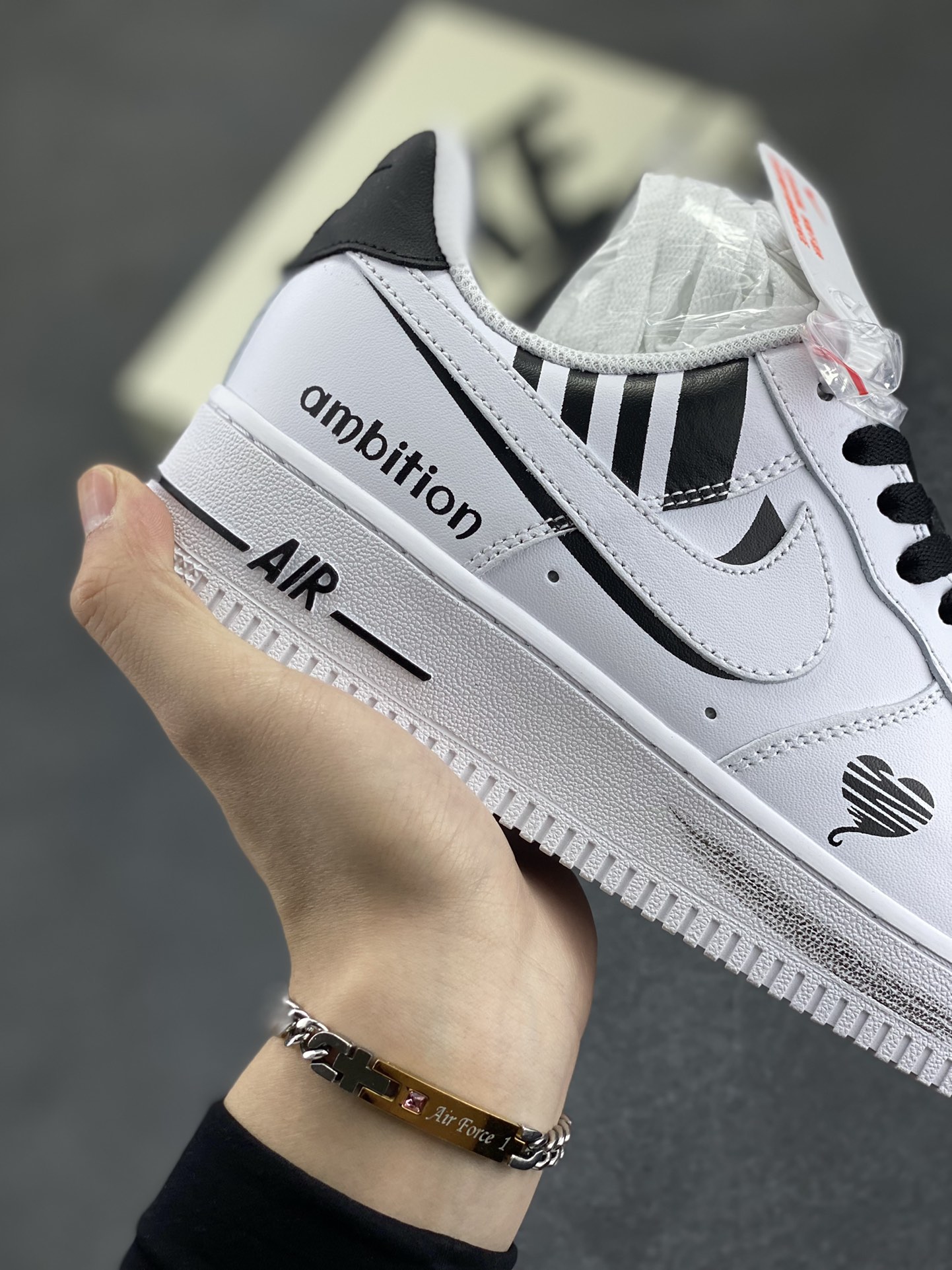 图片[6]-福利特价 Nike Air Force 1 Low 爱心叠勾 原楦头原纸板 打造纯正空军版型 专注外贸渠道 全掌内置蜂窝气垫 原盒配件 原厂中底钢印、拉帮完美 货号：CW2288-022 尺码：36 36.5 37.5 38 38.5 39 40 40.5 41 42 42.5 43 44 44.5 45-选品中心