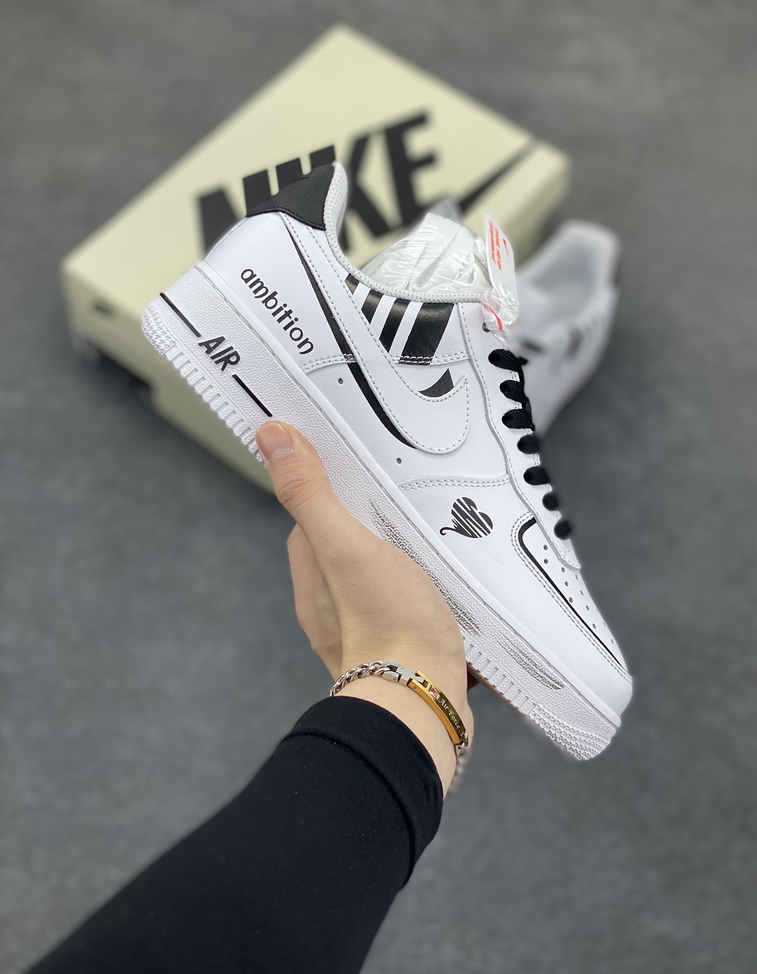 福利特价 Nike Air Force 1 Low 爱心叠勾 原楦头原纸板 打造纯正空军版型 专注外贸渠道 全掌内置蜂窝气垫 原盒配件 原厂中底钢印、拉帮完美 货号：CW2288-022 尺码：36 36.5 37.5 38 38.5 39 40 40.5 41 42 42.5 43 44 44.5 45-选品中心