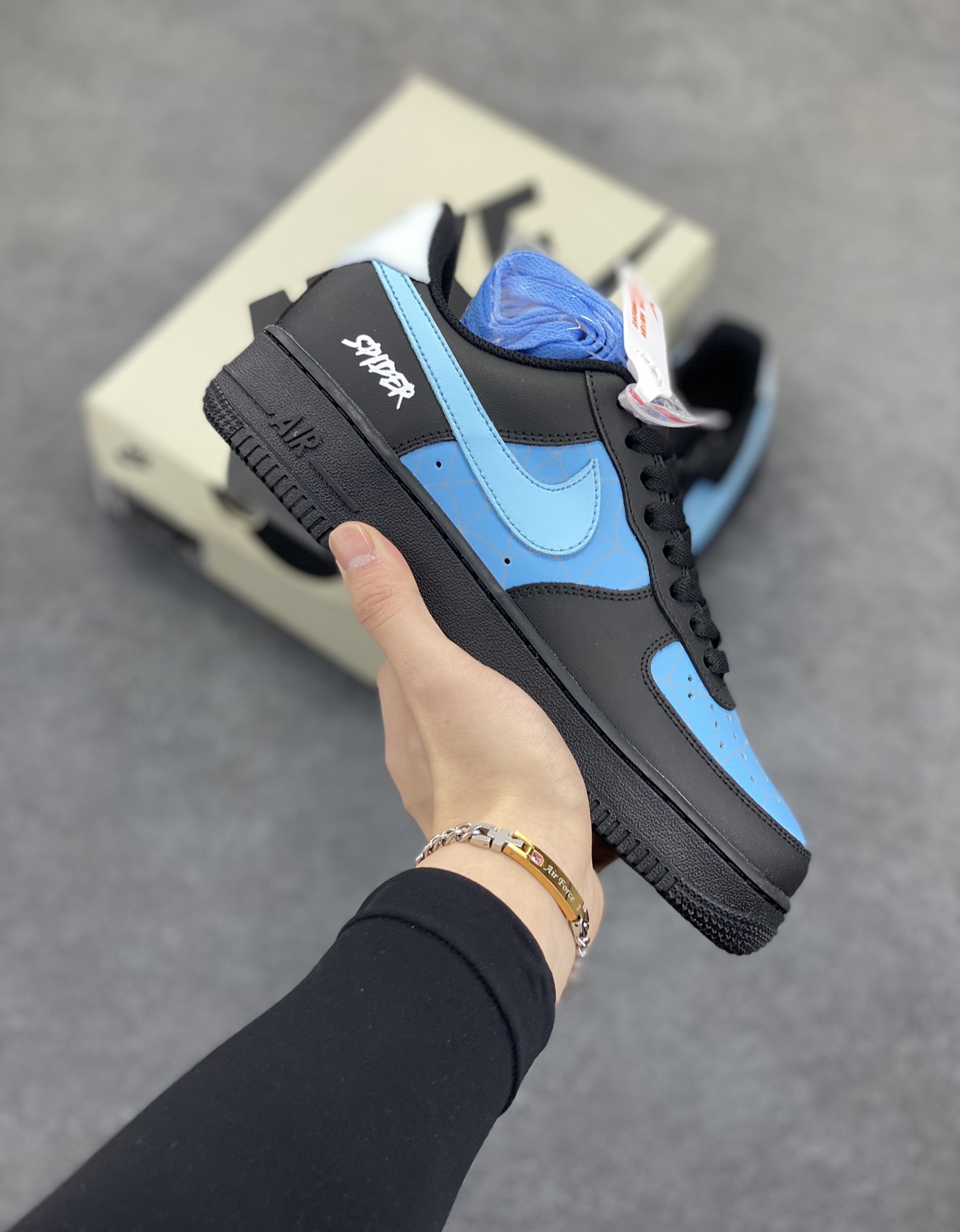 福利特价 Nk Air Force 1\’07 Low 蜘蛛侠蓝黑 空军一号低帮休闲板鞋 原楦头原纸板 打造纯正空军版型#专注外贸渠道 全掌内置蜂窝气垫 #原盒配件 原厂中底钢印、拉帮完美 货号：CW2288-020 尺码：36 36.5 37.5 38 38.5 39 40 40.5 41 42 42.5 43 44 44.5 45-选品中心