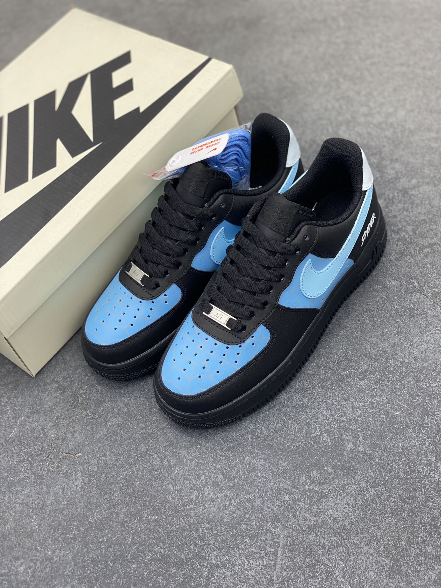 图片[8]-福利特价 Nk Air Force 1\’07 Low 蜘蛛侠蓝黑 空军一号低帮休闲板鞋 原楦头原纸板 打造纯正空军版型#专注外贸渠道 全掌内置蜂窝气垫 #原盒配件 原厂中底钢印、拉帮完美 货号：CW2288-020 尺码：36 36.5 37.5 38 38.5 39 40 40.5 41 42 42.5 43 44 44.5 45-选品中心