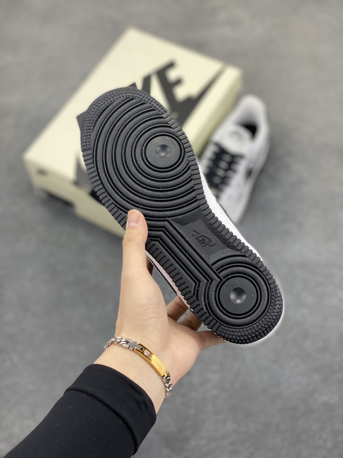 图片[5]-福利特价 Nike Air Force 1 Low 07 美式复古 校园棒球 白黑 原楦头原纸板 打造纯正低帮空军版型 专注外贸渠道 全掌内置蜂窝气垫 原盒配件 原厂中底钢印、拉帮完美 货号：DV0788-113 尺码：36 36.5 37.5 38 38.5 39 40 40.5 41 42 42.5 43 44 44.5 45-选品中心
