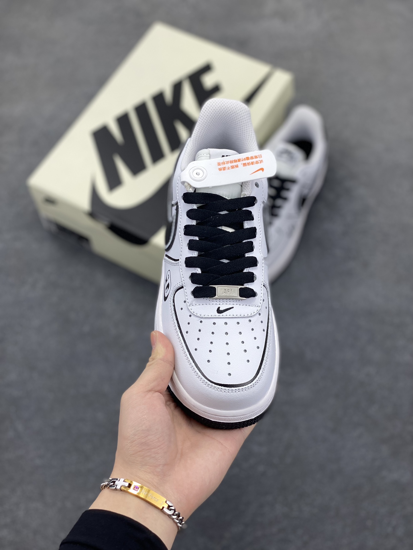 图片[2]-福利特价 Nike Air Force 1 Low 07 美式复古 校园棒球 白黑 原楦头原纸板 打造纯正低帮空军版型 专注外贸渠道 全掌内置蜂窝气垫 原盒配件 原厂中底钢印、拉帮完美 货号：DV0788-113 尺码：36 36.5 37.5 38 38.5 39 40 40.5 41 42 42.5 43 44 44.5 45-选品中心