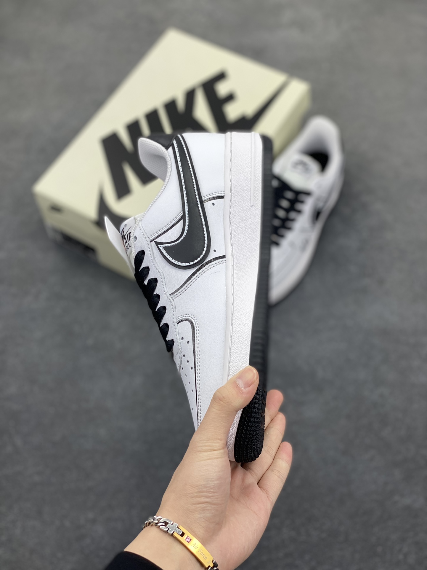 图片[3]-福利特价 Nike Air Force 1 Low 07 美式复古 校园棒球 白黑 原楦头原纸板 打造纯正低帮空军版型 专注外贸渠道 全掌内置蜂窝气垫 原盒配件 原厂中底钢印、拉帮完美 货号：DV0788-113 尺码：36 36.5 37.5 38 38.5 39 40 40.5 41 42 42.5 43 44 44.5 45-选品中心