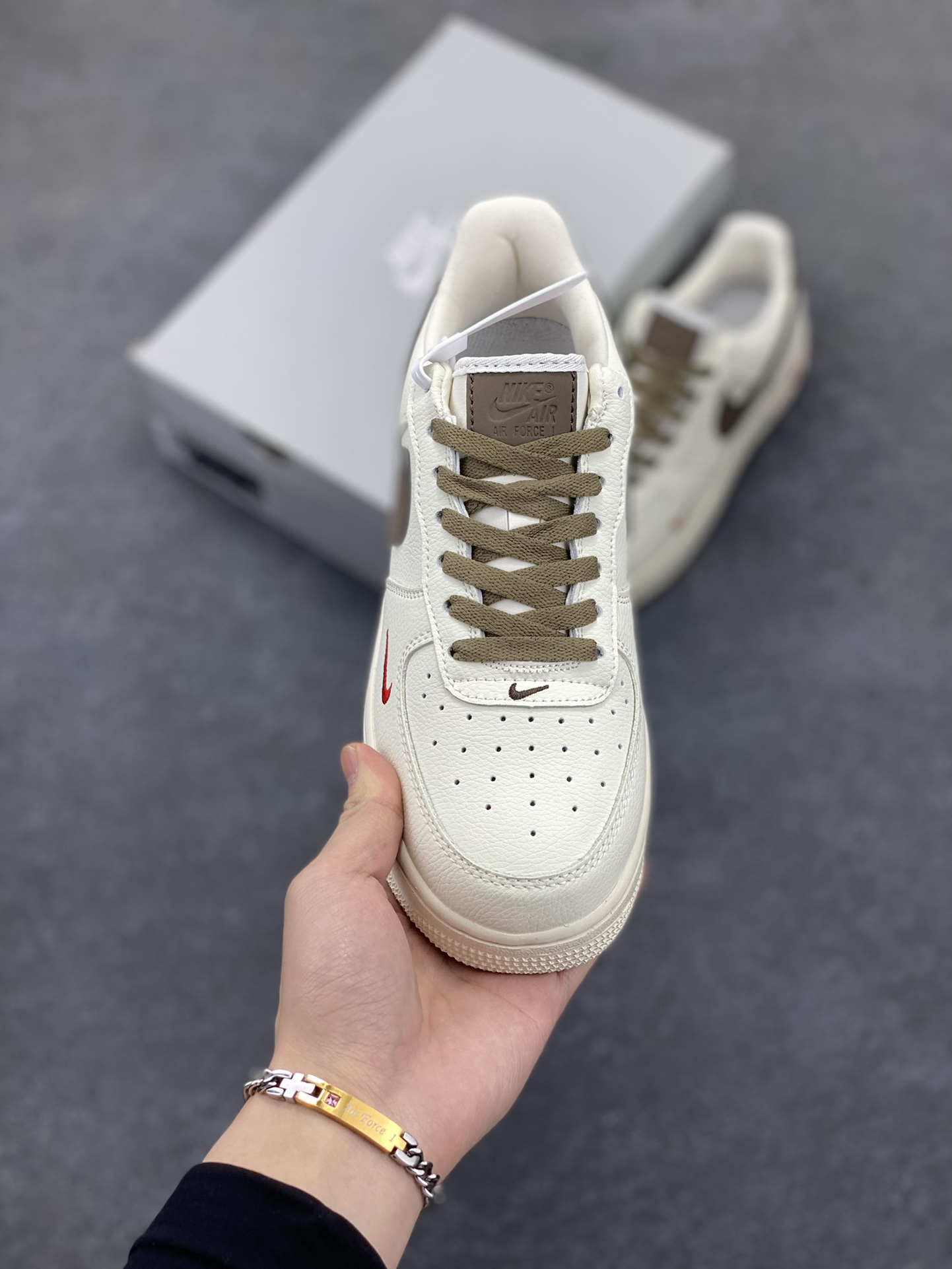 图片[2]-福利特价 Nike Air Force 1 Low ID 空军一号 经典低帮“奶白浅褐咖啡勾” #原楦头原纸板 打造最纯正空军版型 #专注外贸渠道 全掌内置气垫 #原盒配件 中底钢印俱全 货号：808788-996 尺码：36 36.5 37.5 38 38.5 39 40 40.5 41 42 42.5 43 44 44.5 45-选品中心