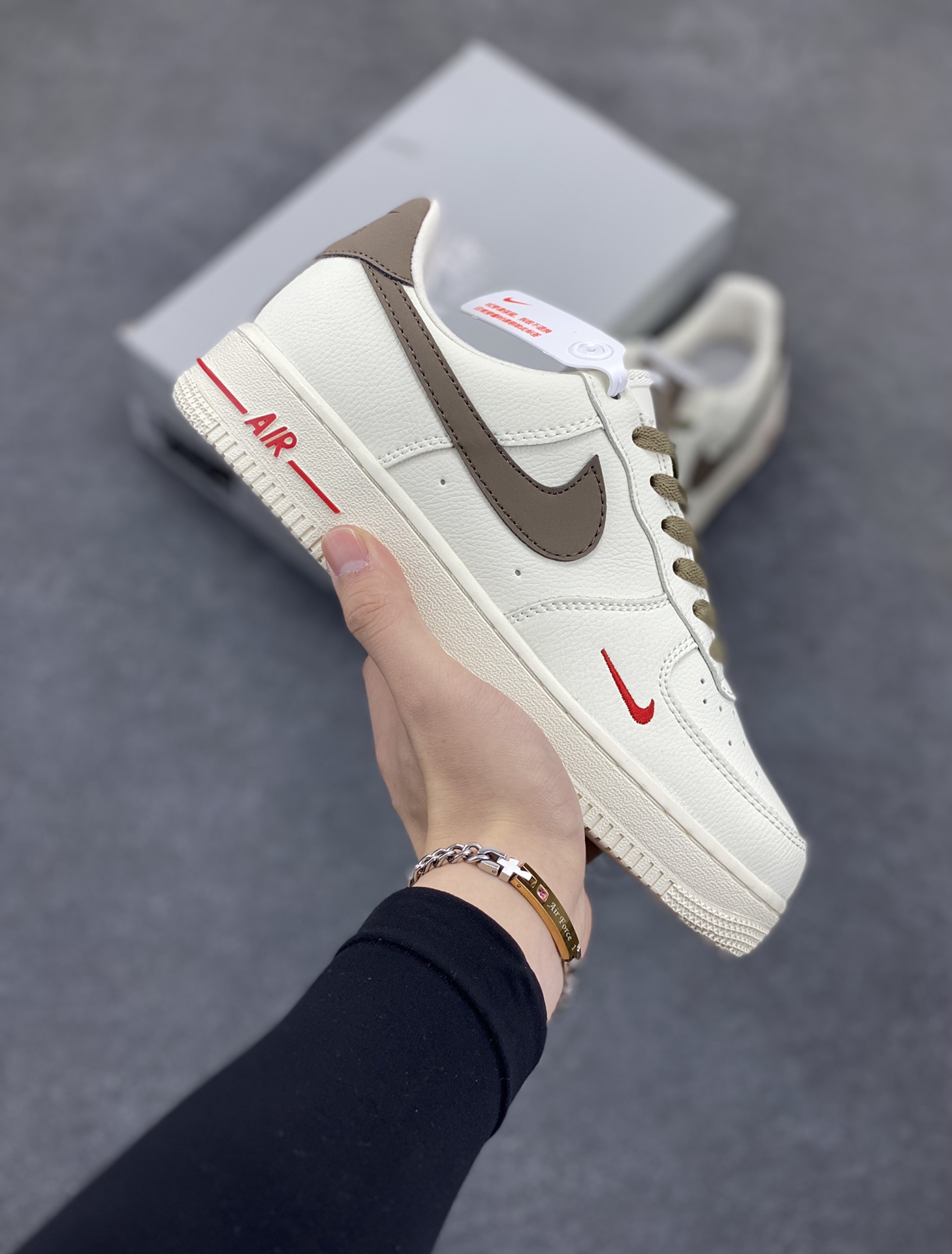 福利特价 Nike Air Force 1 Low ID 空军一号 经典低帮“奶白浅褐咖啡勾” #原楦头原纸板 打造最纯正空军版型 #专注外贸渠道 全掌内置气垫 #原盒配件 中底钢印俱全 货号:808788-996 尺码:36 36.5 37.5 38 38.5 39 40 40.5 41 42 42.5 43 44 44.5 45-选品中心