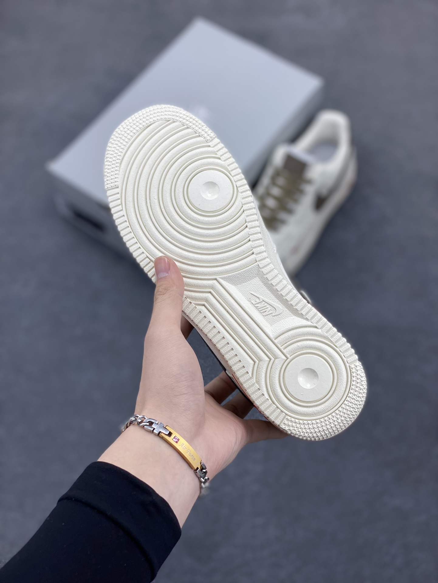 图片[5]-福利特价 Nike Air Force 1 Low ID 空军一号 经典低帮“奶白浅褐咖啡勾” #原楦头原纸板 打造最纯正空军版型 #专注外贸渠道 全掌内置气垫 #原盒配件 中底钢印俱全 货号：808788-996 尺码：36 36.5 37.5 38 38.5 39 40 40.5 41 42 42.5 43 44 44.5 45-选品中心