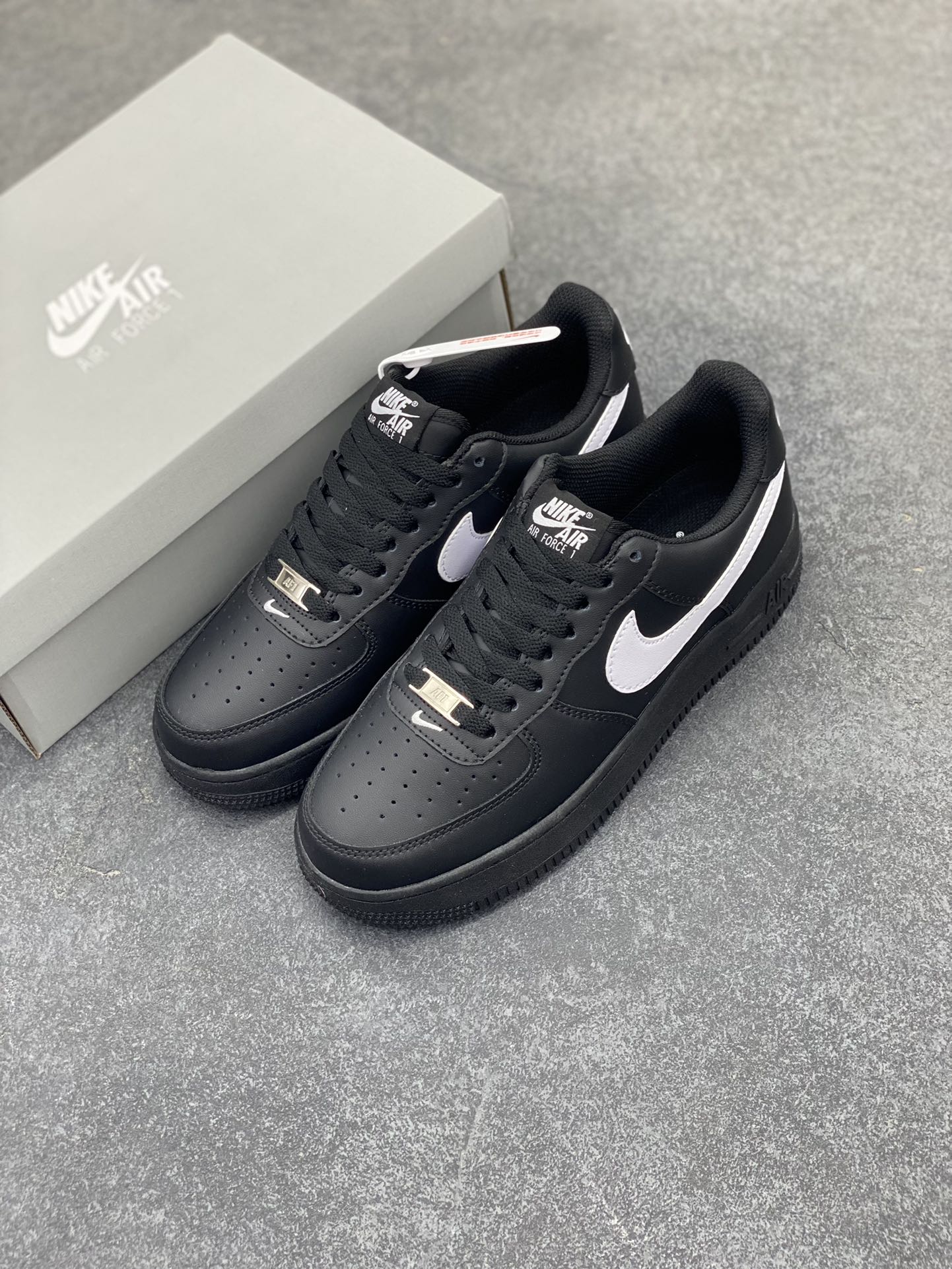 图片[8]-福利特价 Nike Air Force 1 Low 黑白勾 空军一号低帮运动休闲板鞋 原楦头原纸板 打造纯正空军版型 专注外贸渠道 全掌内置蜂窝气垫 原盒配件 原厂中底钢印、拉帮完美 货号：FZ0627-100 尺码：36 36.5 37.5 38 38.5 39 40 40.5 41 42 42.5 43 44 44.5 45-选品中心