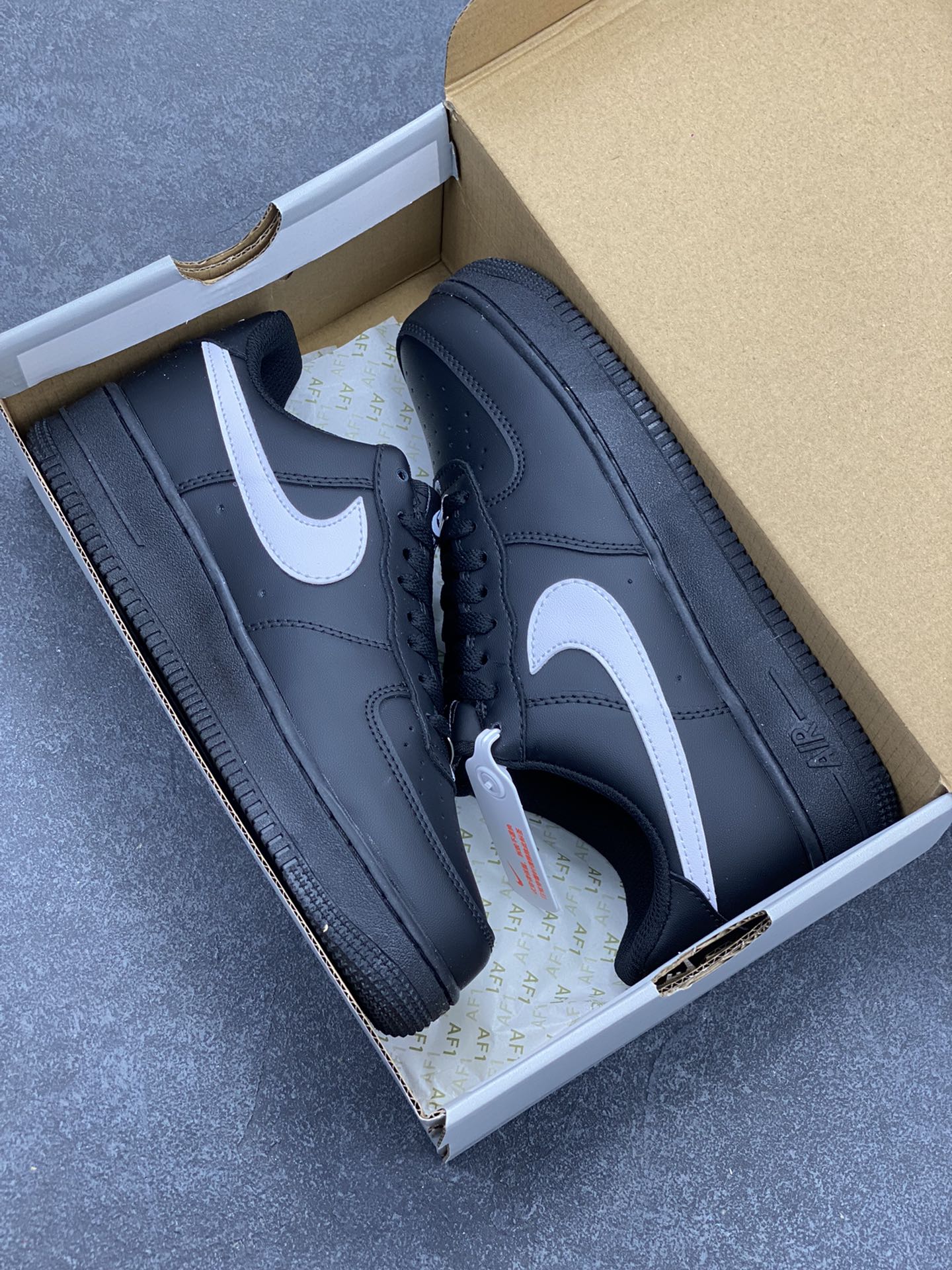 图片[9]-福利特价 Nike Air Force 1 Low 黑白勾 空军一号低帮运动休闲板鞋 原楦头原纸板 打造纯正空军版型 专注外贸渠道 全掌内置蜂窝气垫 原盒配件 原厂中底钢印、拉帮完美 货号：FZ0627-100 尺码：36 36.5 37.5 38 38.5 39 40 40.5 41 42 42.5 43 44 44.5 45-选品中心