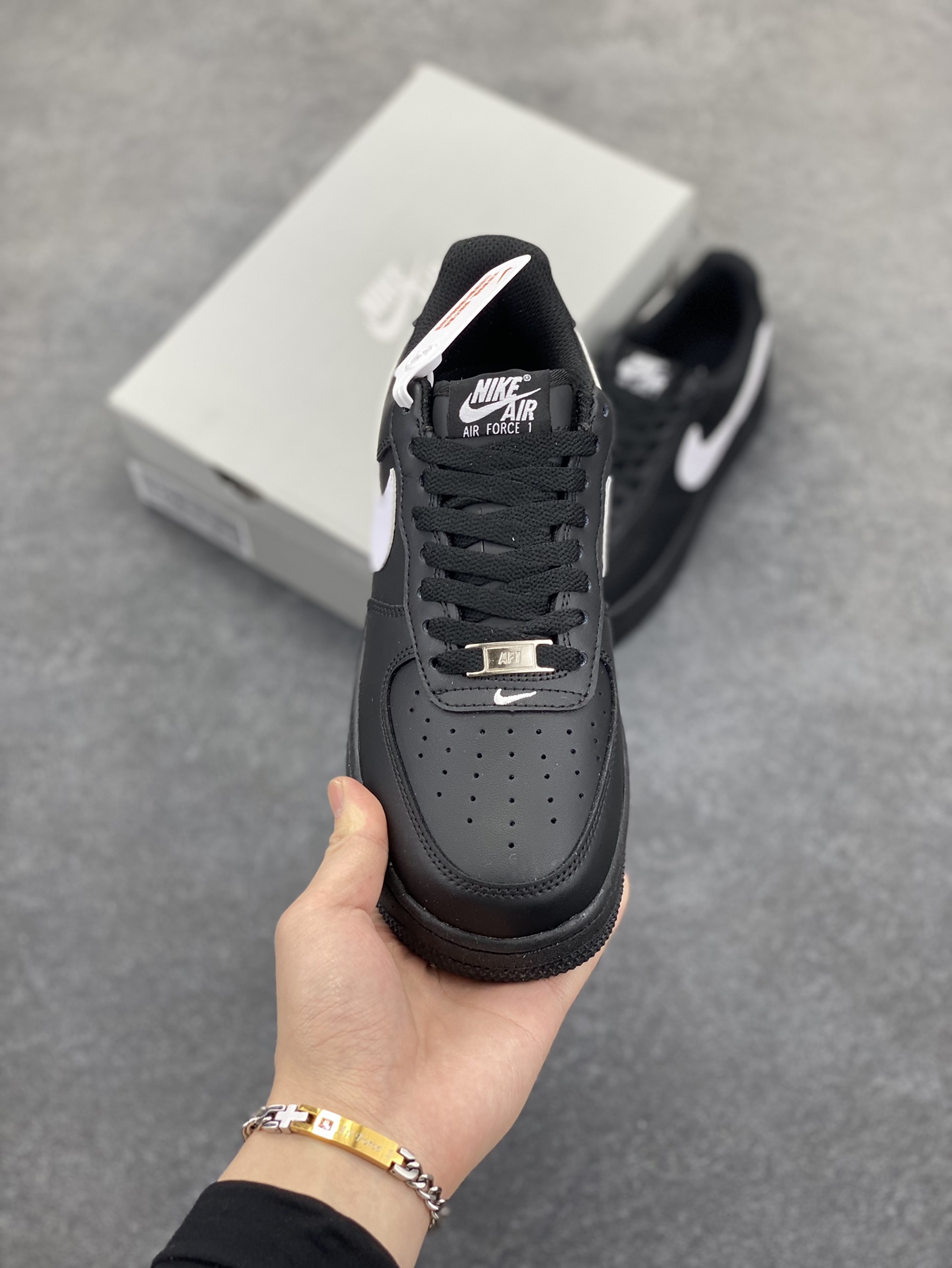 图片[2]-福利特价 Nike Air Force 1 Low 黑白勾 空军一号低帮运动休闲板鞋 原楦头原纸板 打造纯正空军版型 专注外贸渠道 全掌内置蜂窝气垫 原盒配件 原厂中底钢印、拉帮完美 货号：FZ0627-100 尺码：36 36.5 37.5 38 38.5 39 40 40.5 41 42 42.5 43 44 44.5 45-选品中心