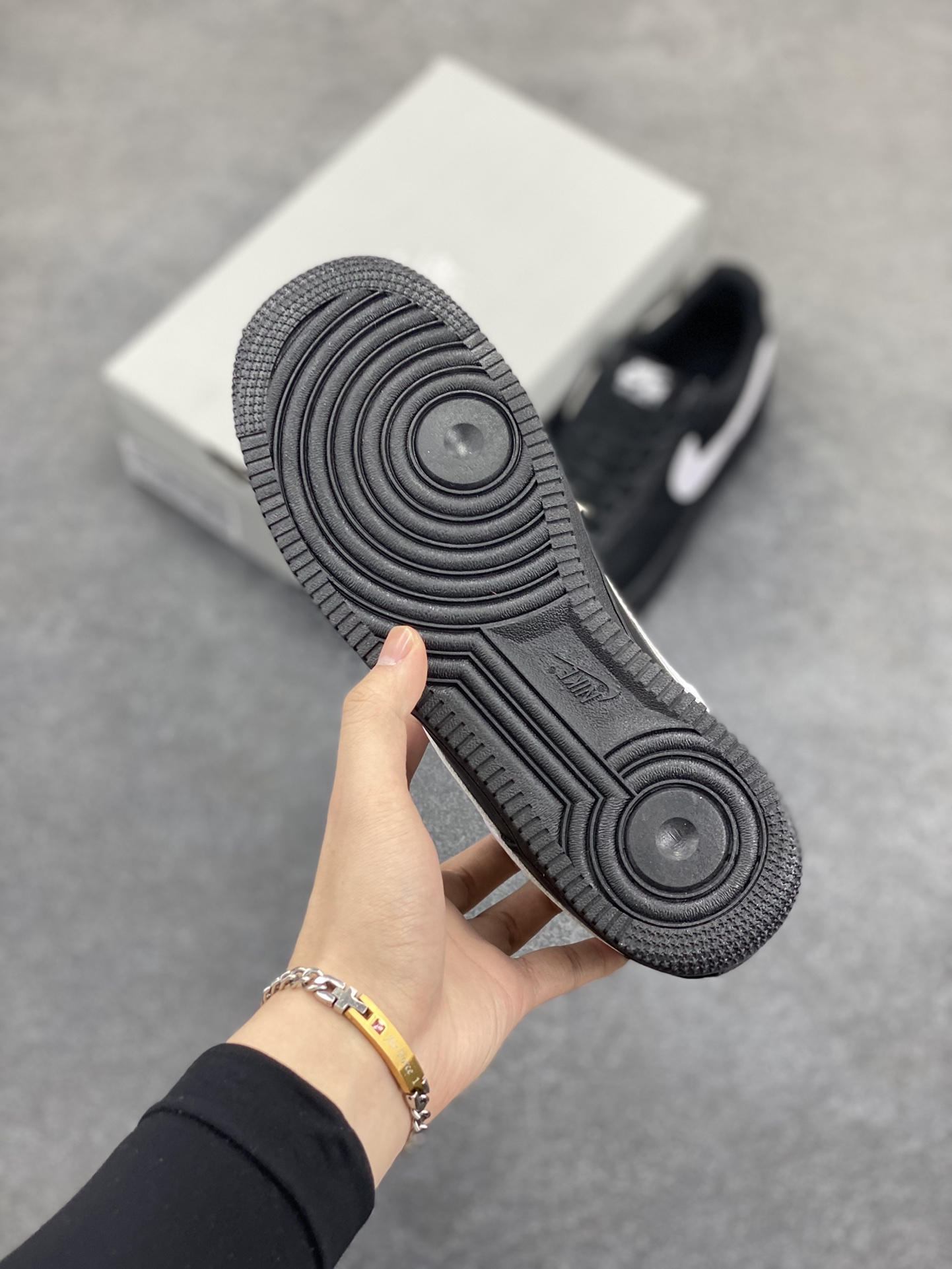 图片[5]-福利特价 Nike Air Force 1 Low 黑白勾 空军一号低帮运动休闲板鞋 原楦头原纸板 打造纯正空军版型 专注外贸渠道 全掌内置蜂窝气垫 原盒配件 原厂中底钢印、拉帮完美 货号：FZ0627-100 尺码：36 36.5 37.5 38 38.5 39 40 40.5 41 42 42.5 43 44 44.5 45-选品中心