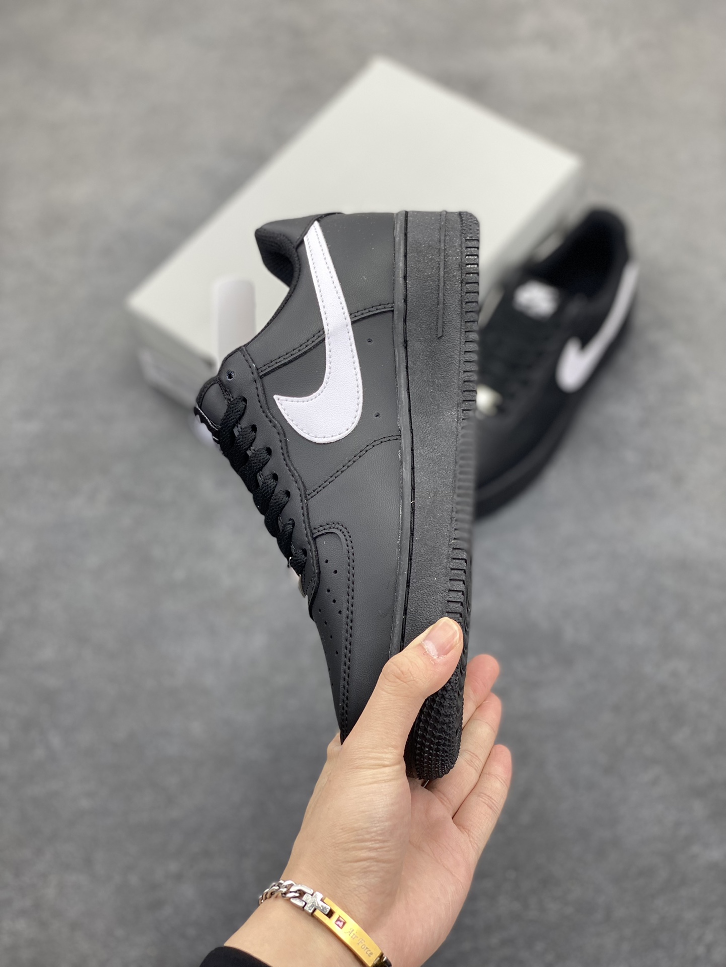 图片[3]-福利特价 Nike Air Force 1 Low 黑白勾 空军一号低帮运动休闲板鞋 原楦头原纸板 打造纯正空军版型 专注外贸渠道 全掌内置蜂窝气垫 原盒配件 原厂中底钢印、拉帮完美 货号：FZ0627-100 尺码：36 36.5 37.5 38 38.5 39 40 40.5 41 42 42.5 43 44 44.5 45-选品中心
