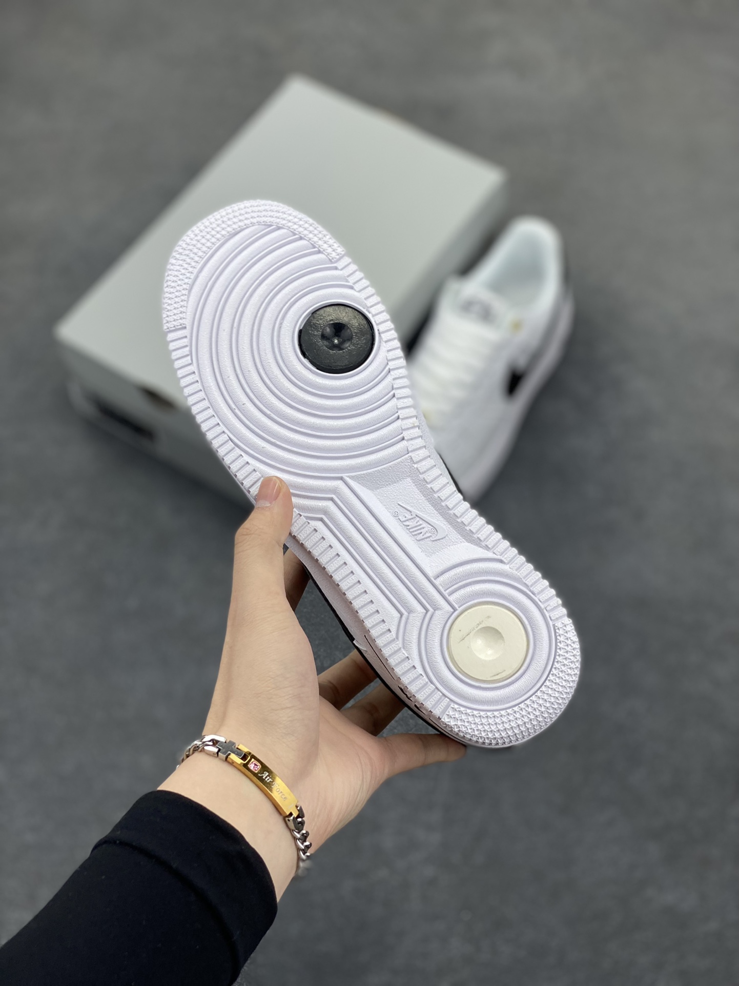 图片[5]-福利特价 Nike Air Force 1 Low 40周年米白黑 空军一号低帮运动休闲板鞋 原楦头原纸板 打造纯正空军版型 专注外贸渠道 全掌内置蜂窝气垫 原盒配件 原厂中底钢印、拉帮完美 货号：DQ7658-100 尺码：36 36.5 37.5 38 38.5 39 40 40.5 41 42 42.5 43 44 44.5 45-选品中心