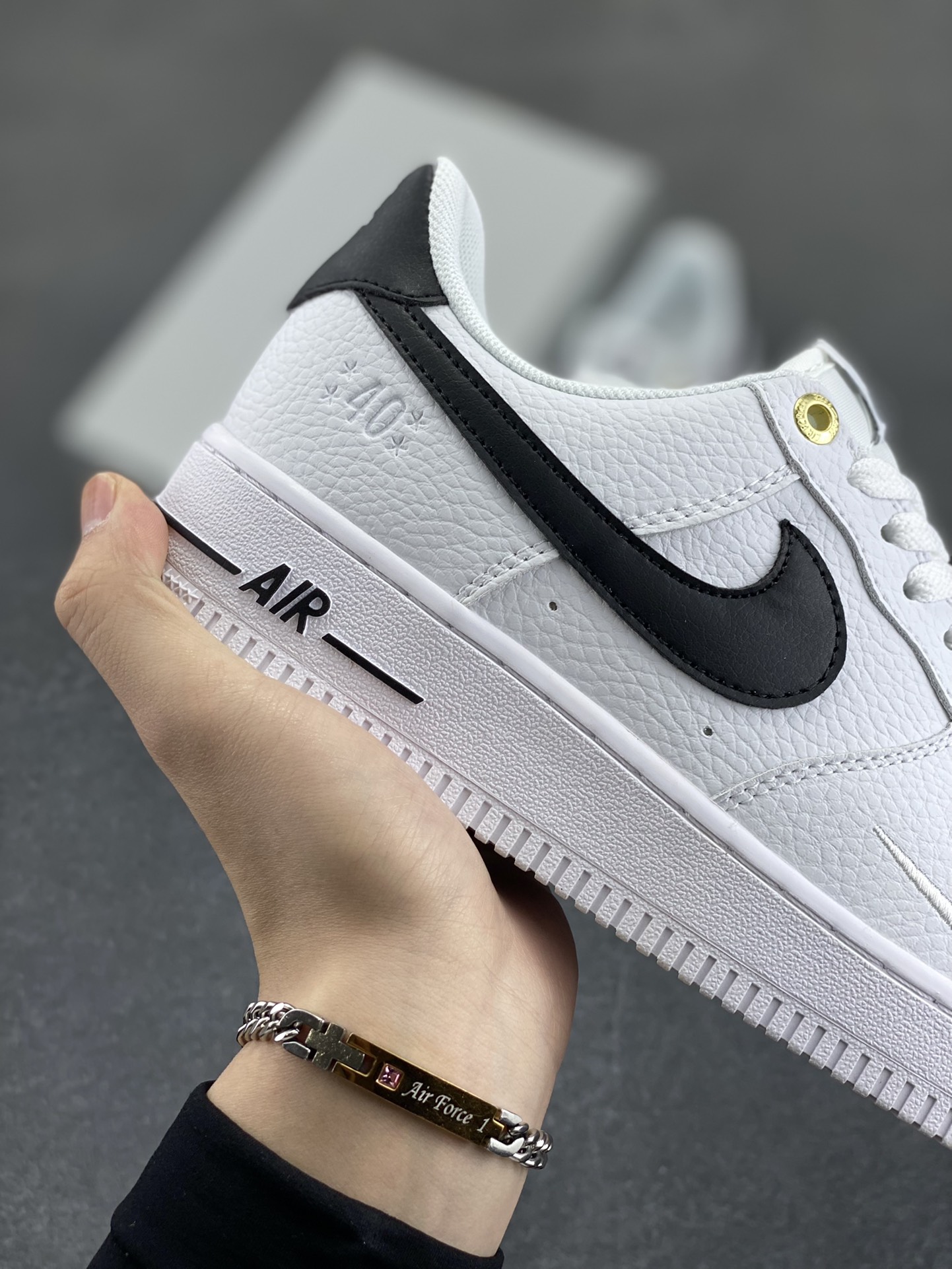 图片[6]-福利特价 Nike Air Force 1 Low 40周年米白黑 空军一号低帮运动休闲板鞋 原楦头原纸板 打造纯正空军版型 专注外贸渠道 全掌内置蜂窝气垫 原盒配件 原厂中底钢印、拉帮完美 货号：DQ7658-100 尺码：36 36.5 37.5 38 38.5 39 40 40.5 41 42 42.5 43 44 44.5 45-选品中心