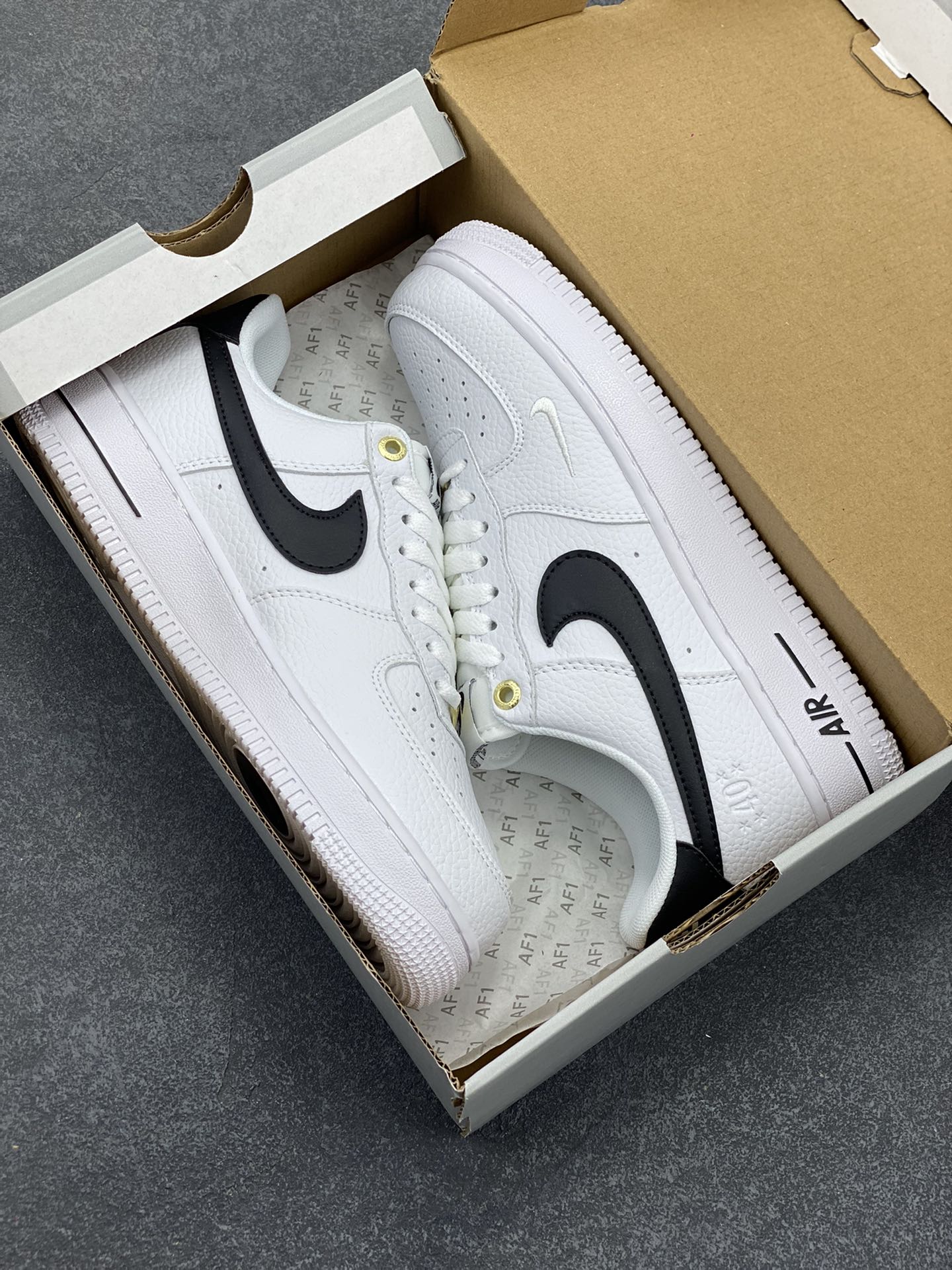 图片[9]-福利特价 Nike Air Force 1 Low 40周年米白黑 空军一号低帮运动休闲板鞋 原楦头原纸板 打造纯正空军版型 专注外贸渠道 全掌内置蜂窝气垫 原盒配件 原厂中底钢印、拉帮完美 货号：DQ7658-100 尺码：36 36.5 37.5 38 38.5 39 40 40.5 41 42 42.5 43 44 44.5 45-选品中心