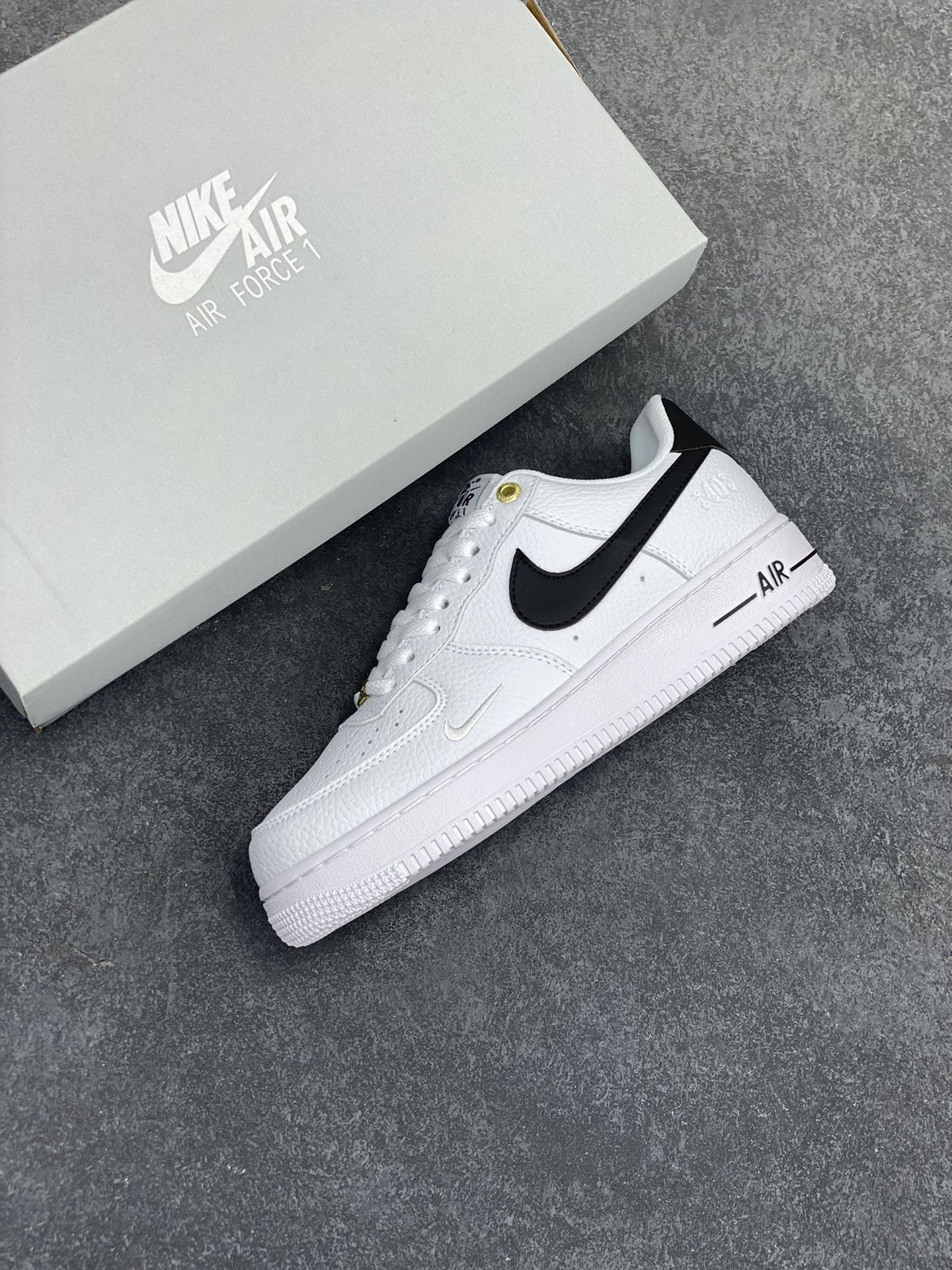 图片[7]-福利特价 Nike Air Force 1 Low 40周年米白黑 空军一号低帮运动休闲板鞋 原楦头原纸板 打造纯正空军版型 专注外贸渠道 全掌内置蜂窝气垫 原盒配件 原厂中底钢印、拉帮完美 货号：DQ7658-100 尺码：36 36.5 37.5 38 38.5 39 40 40.5 41 42 42.5 43 44 44.5 45-选品中心