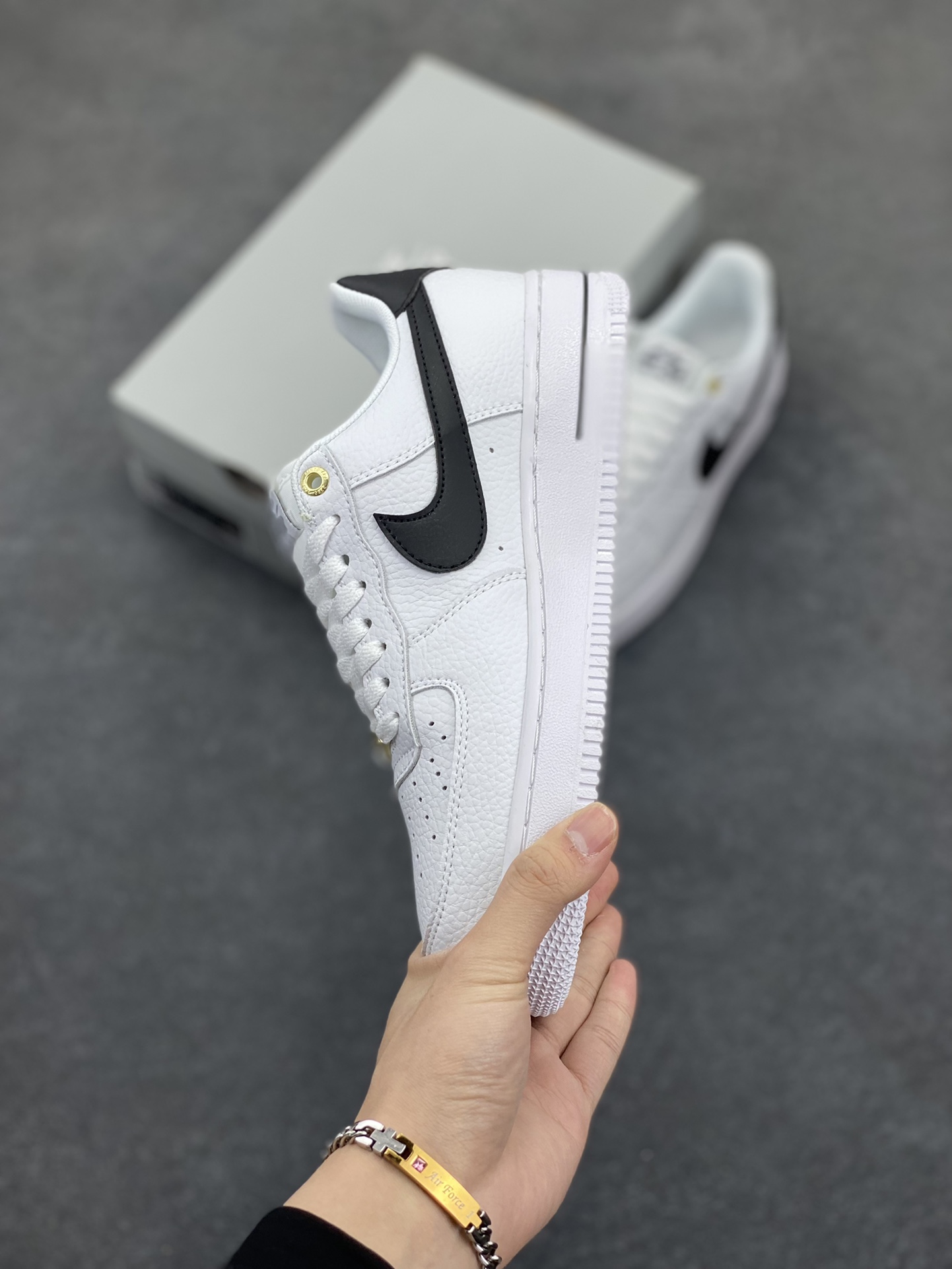 图片[3]-福利特价 Nike Air Force 1 Low 40周年米白黑 空军一号低帮运动休闲板鞋 原楦头原纸板 打造纯正空军版型 专注外贸渠道 全掌内置蜂窝气垫 原盒配件 原厂中底钢印、拉帮完美 货号：DQ7658-100 尺码：36 36.5 37.5 38 38.5 39 40 40.5 41 42 42.5 43 44 44.5 45-选品中心