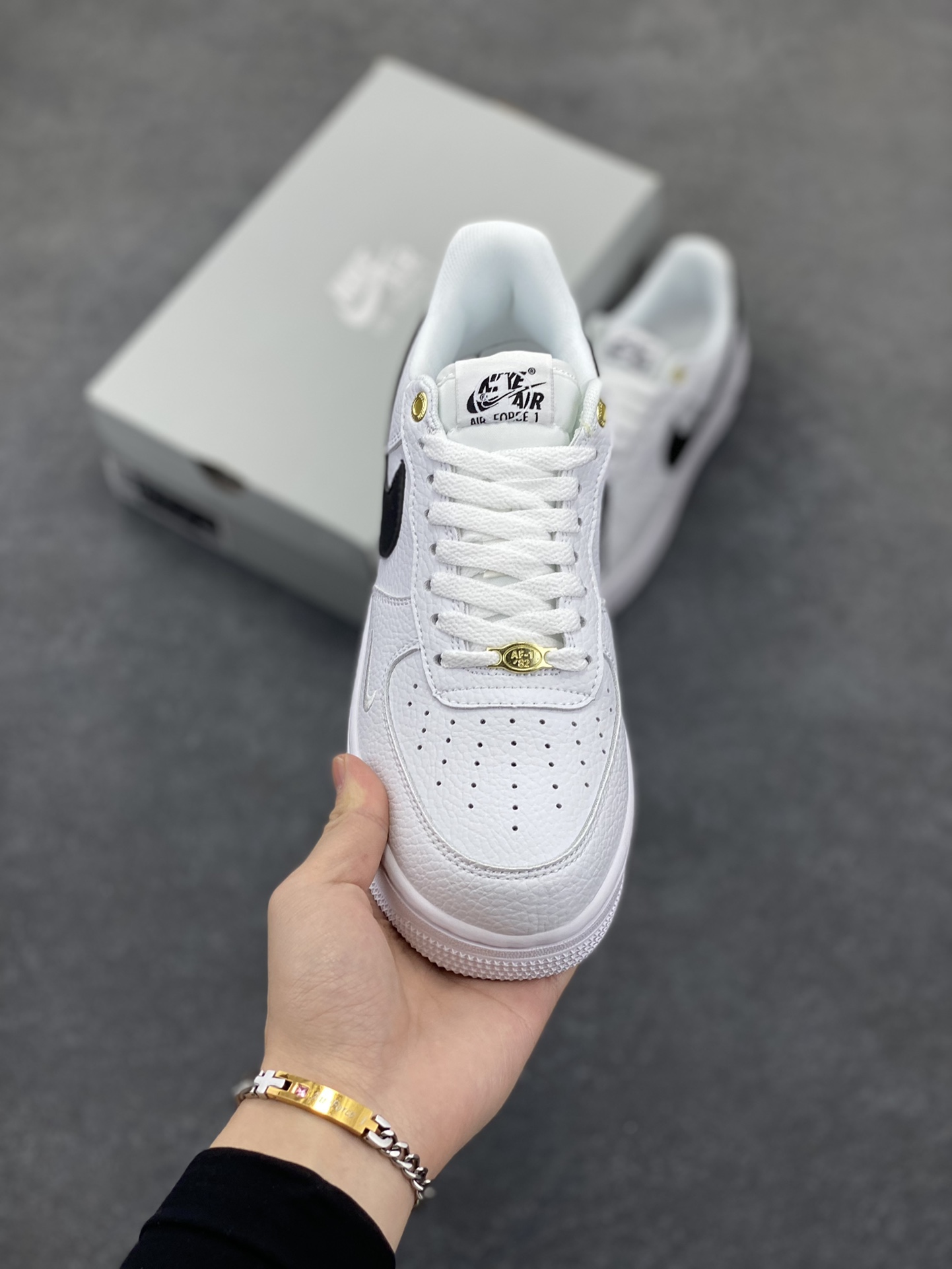 图片[2]-福利特价 Nike Air Force 1 Low 40周年米白黑 空军一号低帮运动休闲板鞋 原楦头原纸板 打造纯正空军版型 专注外贸渠道 全掌内置蜂窝气垫 原盒配件 原厂中底钢印、拉帮完美 货号：DQ7658-100 尺码：36 36.5 37.5 38 38.5 39 40 40.5 41 42 42.5 43 44 44.5 45-选品中心