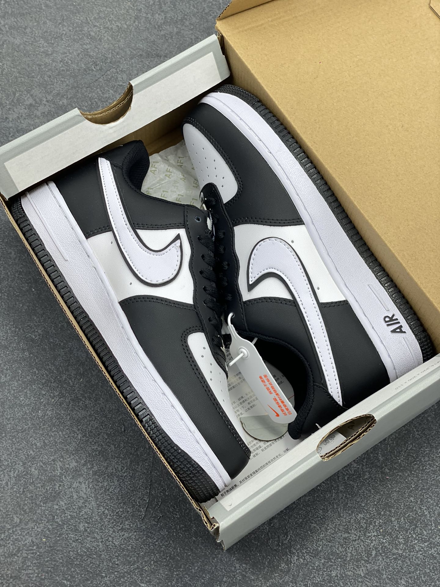 图片[9]-福利特价 Nike Air Force 1 Low 二代白黑熊猫 空军一号低帮运动休闲板鞋 原楦头原纸板 打造纯正空军版型 专注外贸渠道 全掌内置蜂窝气垫 原盒配件 原厂中底钢印、拉帮完美 货号：DV0788-001 尺码：36 36.5 37.5 38 38.5 39 40 40.5 41 42 42.5 43 44 44.5 45-选品中心