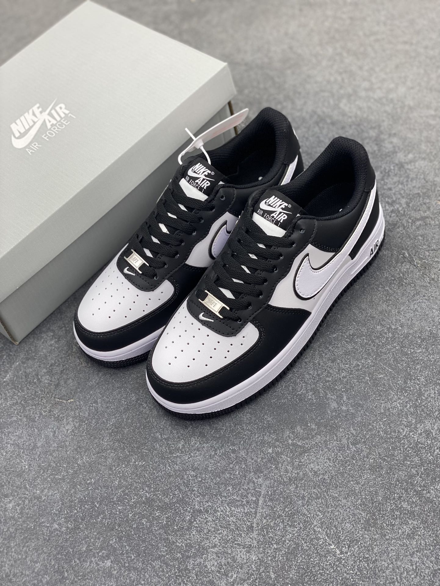 图片[8]-福利特价 Nike Air Force 1 Low 二代白黑熊猫 空军一号低帮运动休闲板鞋 原楦头原纸板 打造纯正空军版型 专注外贸渠道 全掌内置蜂窝气垫 原盒配件 原厂中底钢印、拉帮完美 货号：DV0788-001 尺码：36 36.5 37.5 38 38.5 39 40 40.5 41 42 42.5 43 44 44.5 45-选品中心