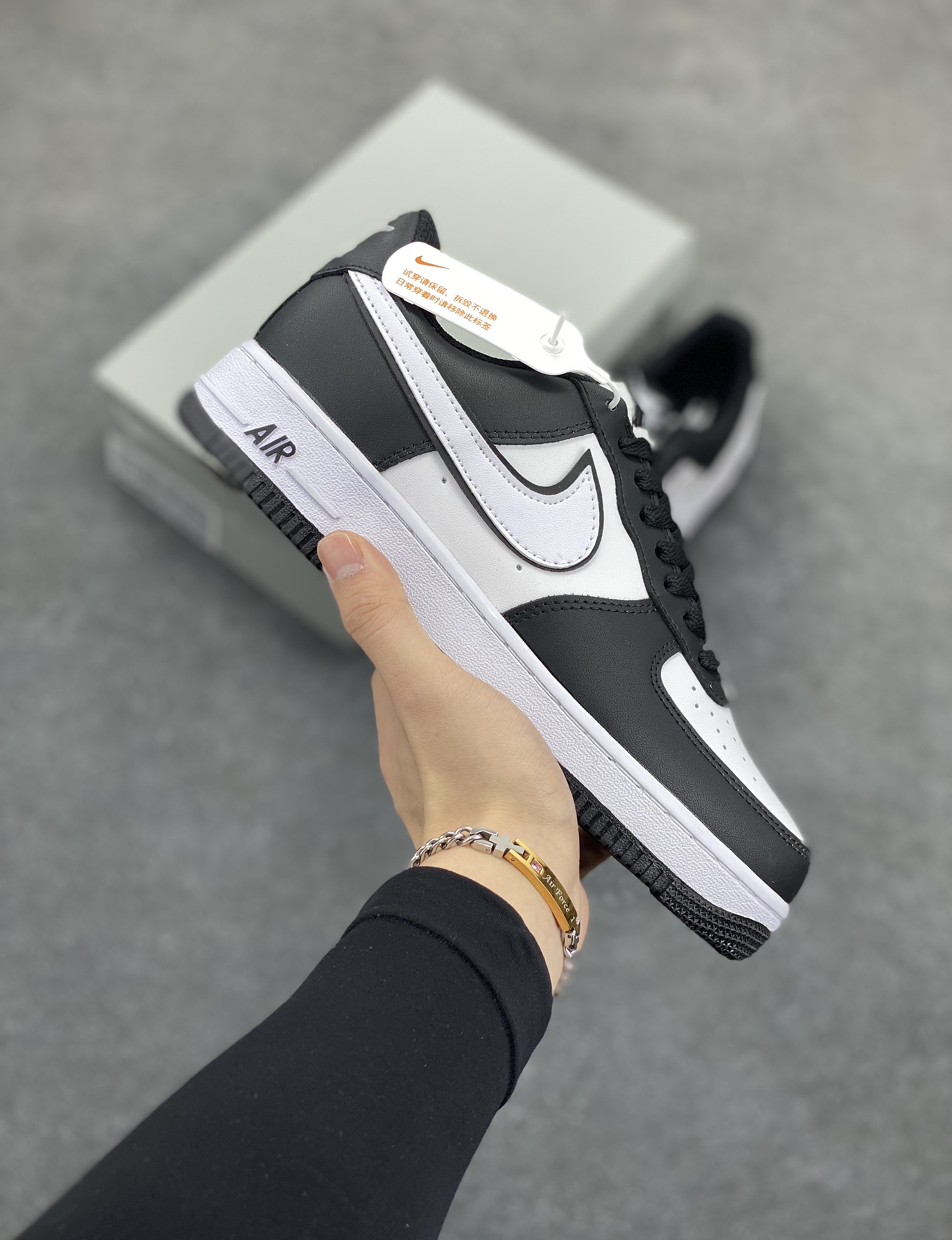 福利特价 Nike Air Force 1 Low 二代白黑熊猫 空军一号低帮运动休闲板鞋 原楦头原纸板 打造纯正空军版型 专注外贸渠道 全掌内置蜂窝气垫 原盒配件 原厂中底钢印、拉帮完美 货号：DV0788-001 尺码：36 36.5 37.5 38 38.5 39 40 40.5 41 42 42.5 43 44 44.5 45-选品中心