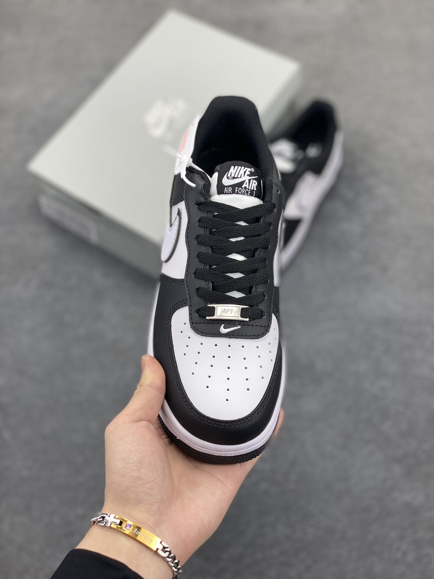 图片[2]-福利特价 Nike Air Force 1 Low 二代白黑熊猫 空军一号低帮运动休闲板鞋 原楦头原纸板 打造纯正空军版型 专注外贸渠道 全掌内置蜂窝气垫 原盒配件 原厂中底钢印、拉帮完美 货号：DV0788-001 尺码：36 36.5 37.5 38 38.5 39 40 40.5 41 42 42.5 43 44 44.5 45-选品中心