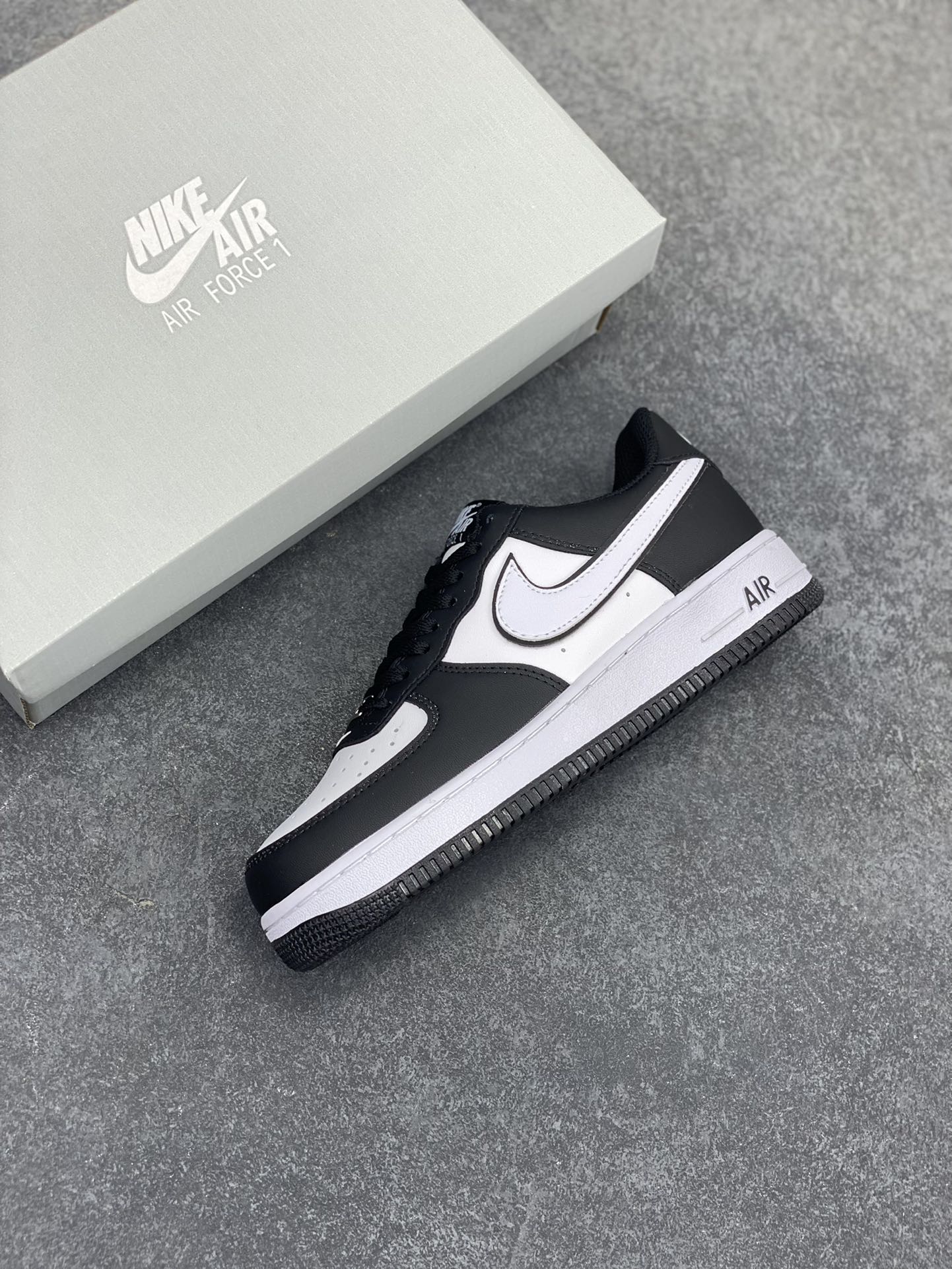 图片[7]-福利特价 Nike Air Force 1 Low 二代白黑熊猫 空军一号低帮运动休闲板鞋 原楦头原纸板 打造纯正空军版型 专注外贸渠道 全掌内置蜂窝气垫 原盒配件 原厂中底钢印、拉帮完美 货号：DV0788-001 尺码：36 36.5 37.5 38 38.5 39 40 40.5 41 42 42.5 43 44 44.5 45-选品中心