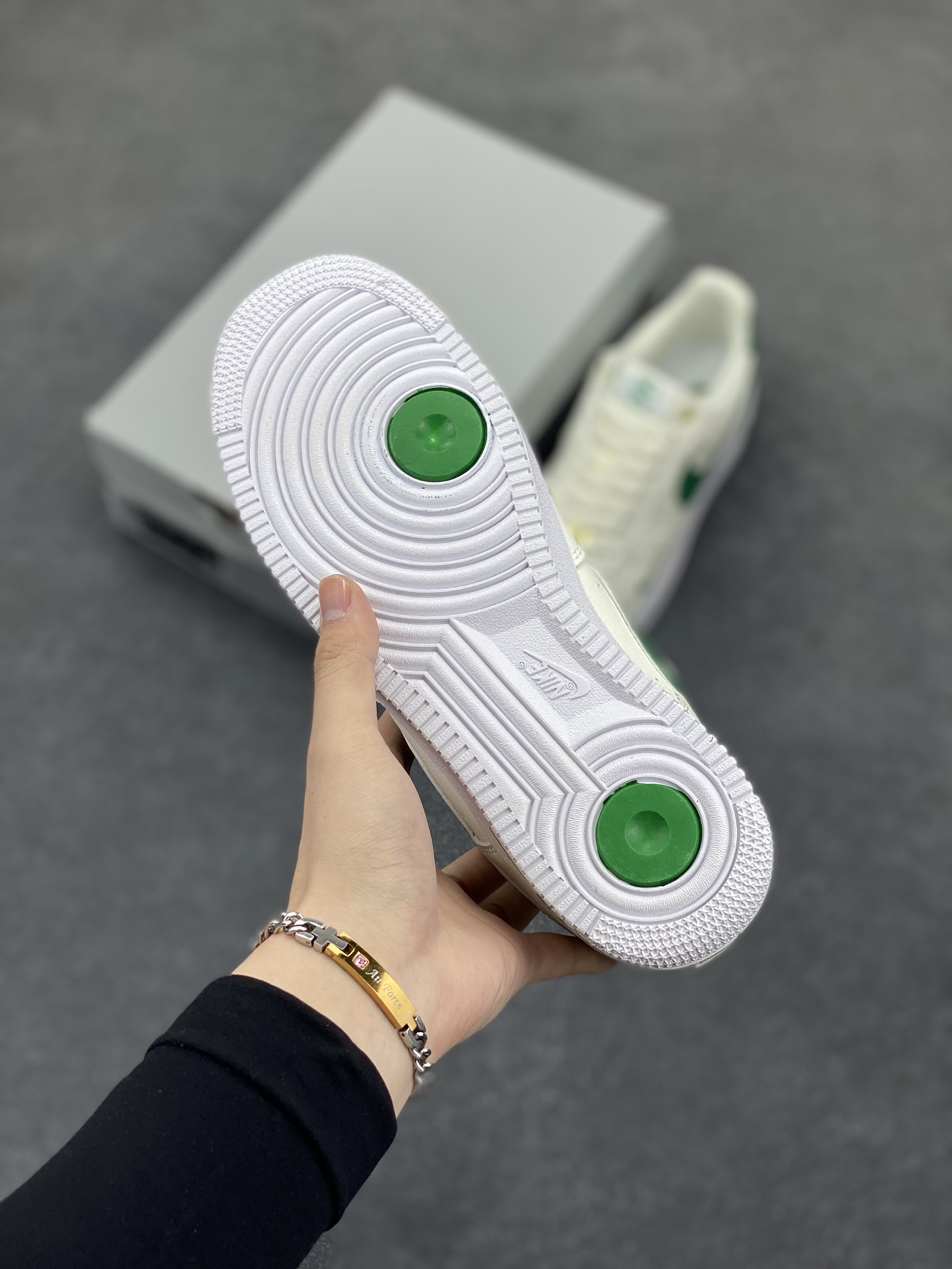 图片[5]-福利特价 NK Air Force 1\’07\”Malachite\”空军一号经典低帮百搭休闲运动板鞋“皮革白孔雀绿40周年” 原楦头原纸板 打造纯正空军版型#专注外贸渠道 全掌内置蜂窝气垫 #原盒配件 原厂中底钢印、拉帮完美 货号：DQ7658-101 尺码：36 36.5 37.5 38 38.5 39 40 40.5 41 42 42.5 43 44 44.5 45-选品中心