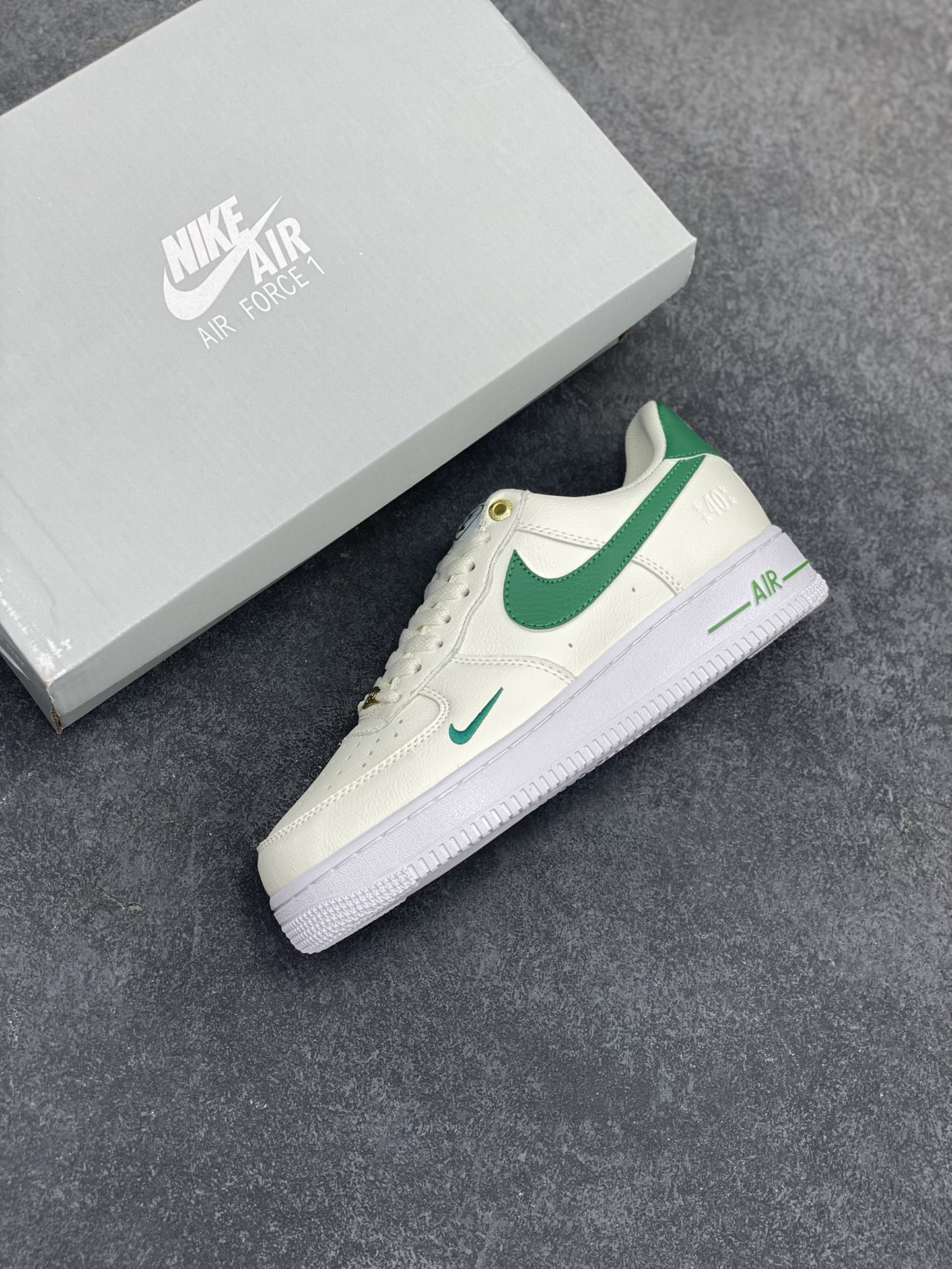 图片[7]-福利特价 NK Air Force 1\’07\”Malachite\”空军一号经典低帮百搭休闲运动板鞋“皮革白孔雀绿40周年” 原楦头原纸板 打造纯正空军版型#专注外贸渠道 全掌内置蜂窝气垫 #原盒配件 原厂中底钢印、拉帮完美 货号：DQ7658-101 尺码：36 36.5 37.5 38 38.5 39 40 40.5 41 42 42.5 43 44 44.5 45-选品中心