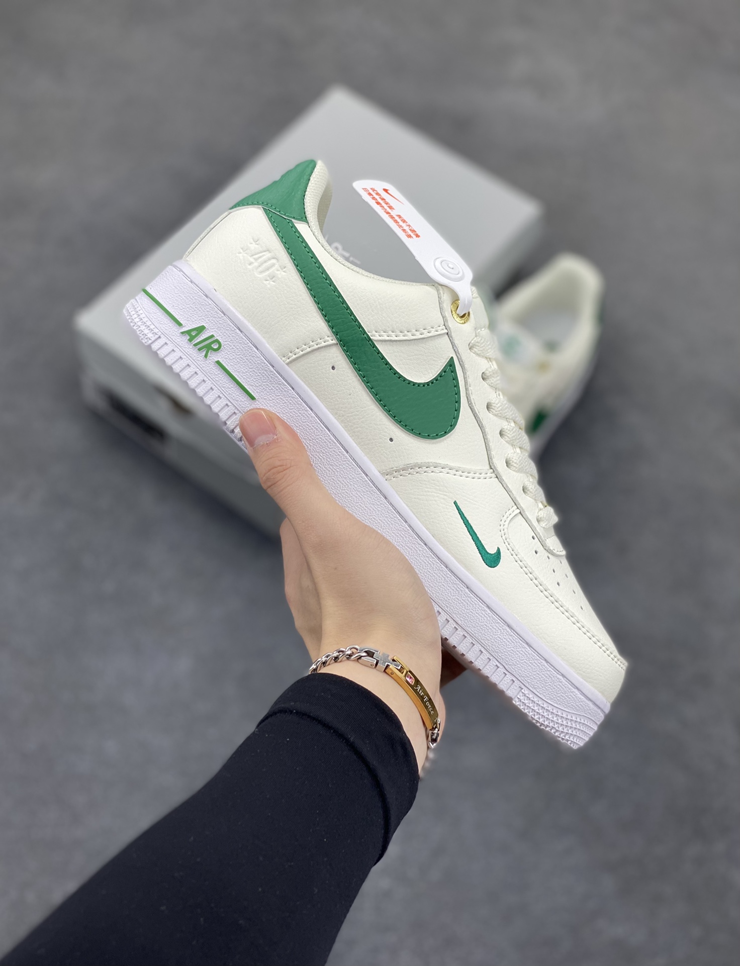 福利特价 NK Air Force 1\’07\”Malachite\”空军一号经典低帮百搭休闲运动板鞋“皮革白孔雀绿40周年” 原楦头原纸板 打造纯正空军版型#专注外贸渠道 全掌内置蜂窝气垫 #原盒配件 原厂中底钢印、拉帮完美 货号：DQ7658-101 尺码：36 36.5 37.5 38 38.5 39 40 40.5 41 42 42.5 43 44 44.5 45-选品中心