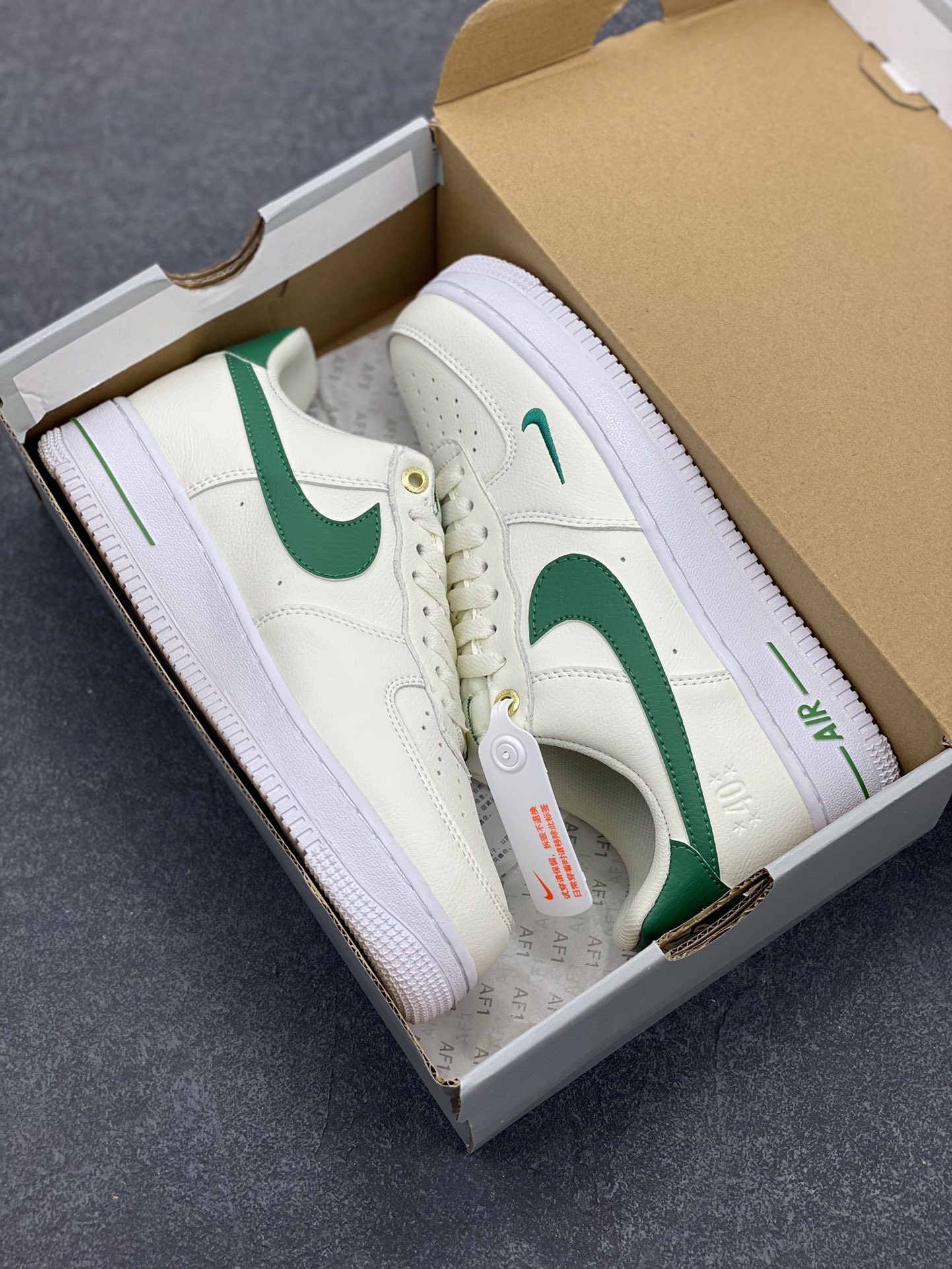 图片[9]-福利特价 NK Air Force 1\’07\”Malachite\”空军一号经典低帮百搭休闲运动板鞋“皮革白孔雀绿40周年” 原楦头原纸板 打造纯正空军版型#专注外贸渠道 全掌内置蜂窝气垫 #原盒配件 原厂中底钢印、拉帮完美 货号：DQ7658-101 尺码：36 36.5 37.5 38 38.5 39 40 40.5 41 42 42.5 43 44 44.5 45-选品中心