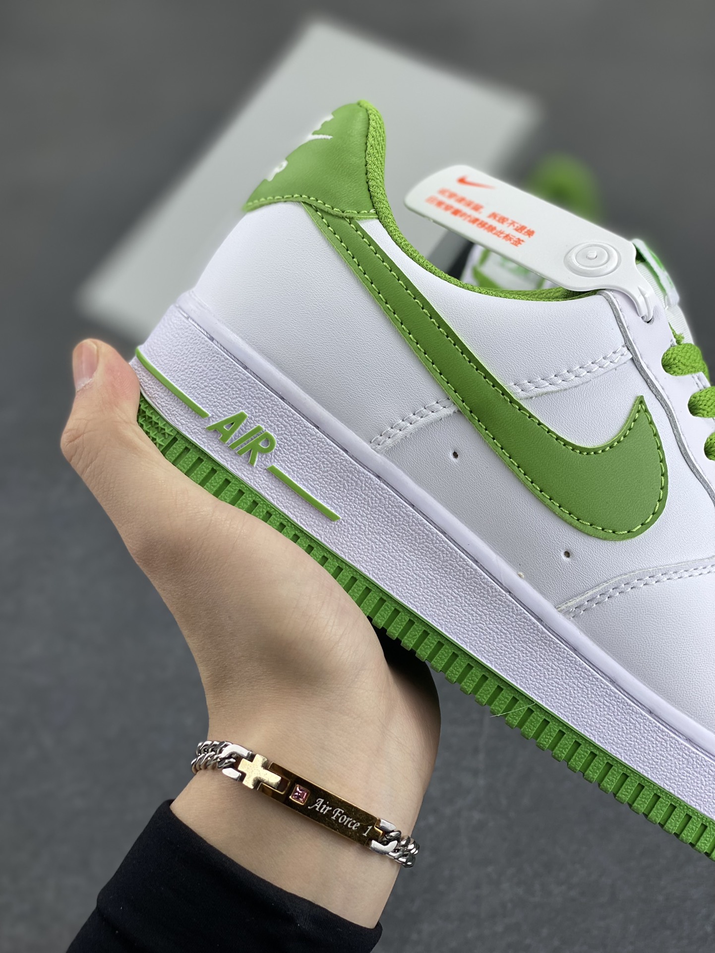 图片[6]-福利特价 Nike Air Force 1 Low 白墨绿 原楦头原纸板 打造纯正空军版型 专注外贸渠道 全掌内置蜂窝气垫 原盒配件 原厂中底钢印、拉帮完美 货号：DH7561-105 尺码：36 36.5 37.5 38 38.5 39 40 40.5 41 42 42.5 43 44 44.5 45-选品中心