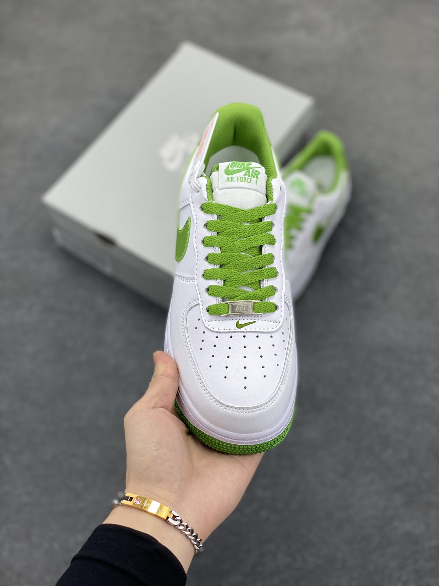 图片[2]-福利特价 Nike Air Force 1 Low 白墨绿 原楦头原纸板 打造纯正空军版型 专注外贸渠道 全掌内置蜂窝气垫 原盒配件 原厂中底钢印、拉帮完美 货号：DH7561-105 尺码：36 36.5 37.5 38 38.5 39 40 40.5 41 42 42.5 43 44 44.5 45-选品中心